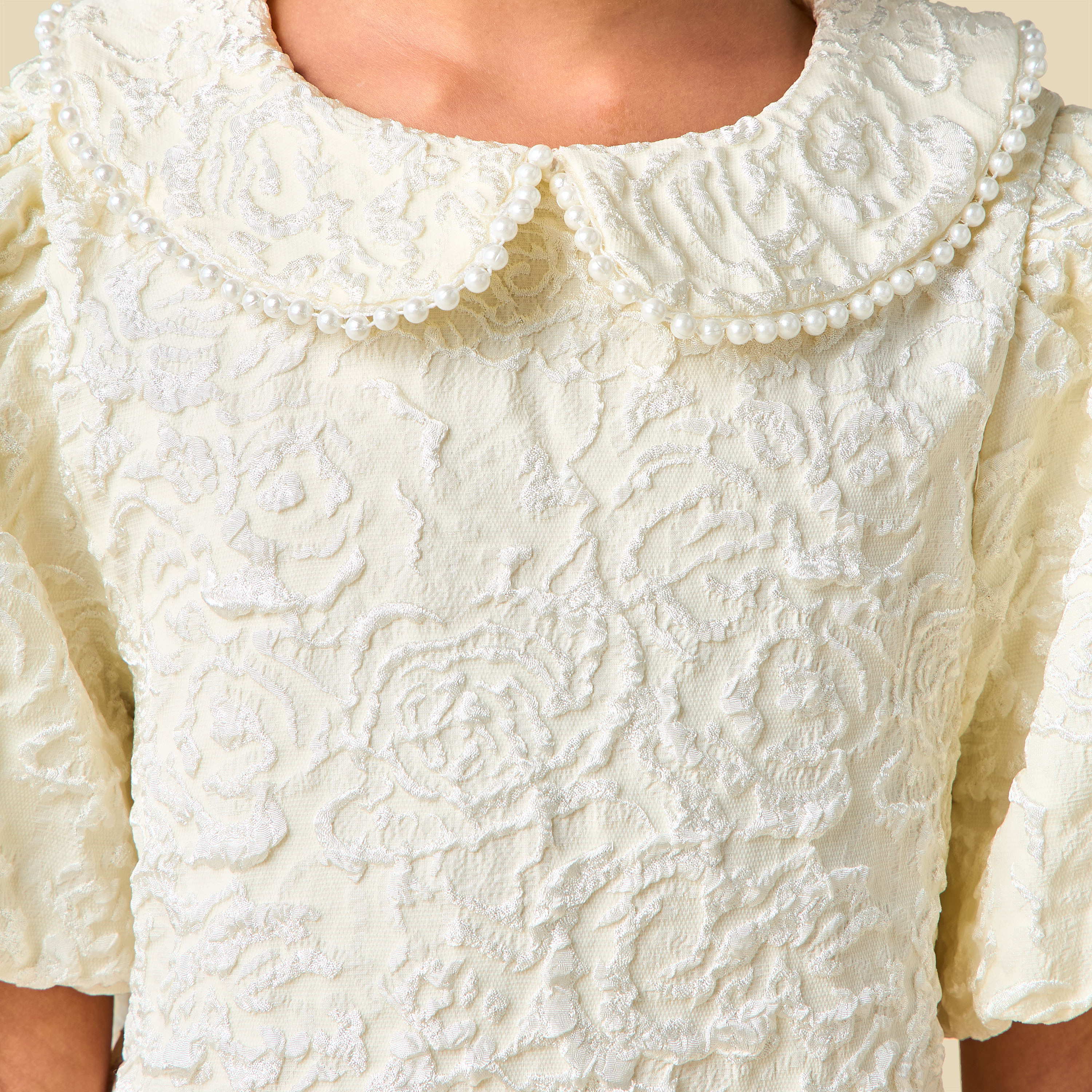 فستان بياقة بيتر بان وأكمام قصيرة وتزيينات لؤلؤ من جونيورز-girls-clothing-dressesandjumpsuits-image-4