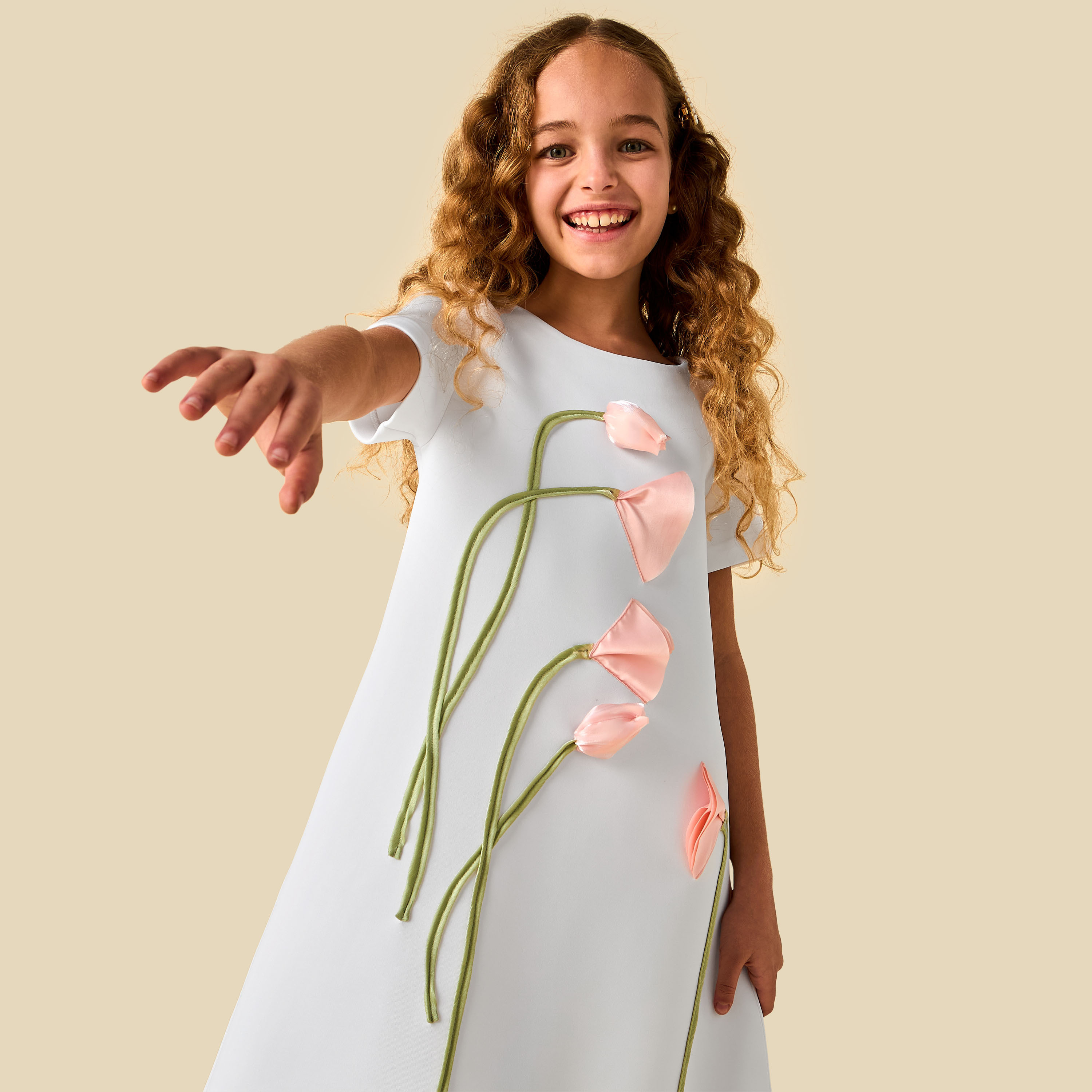 فستان بياقة مستديرة وأكمام قصيرة وزخارف زهرية من جونيورز-girls-clothing-dressesandjumpsuits-image-7