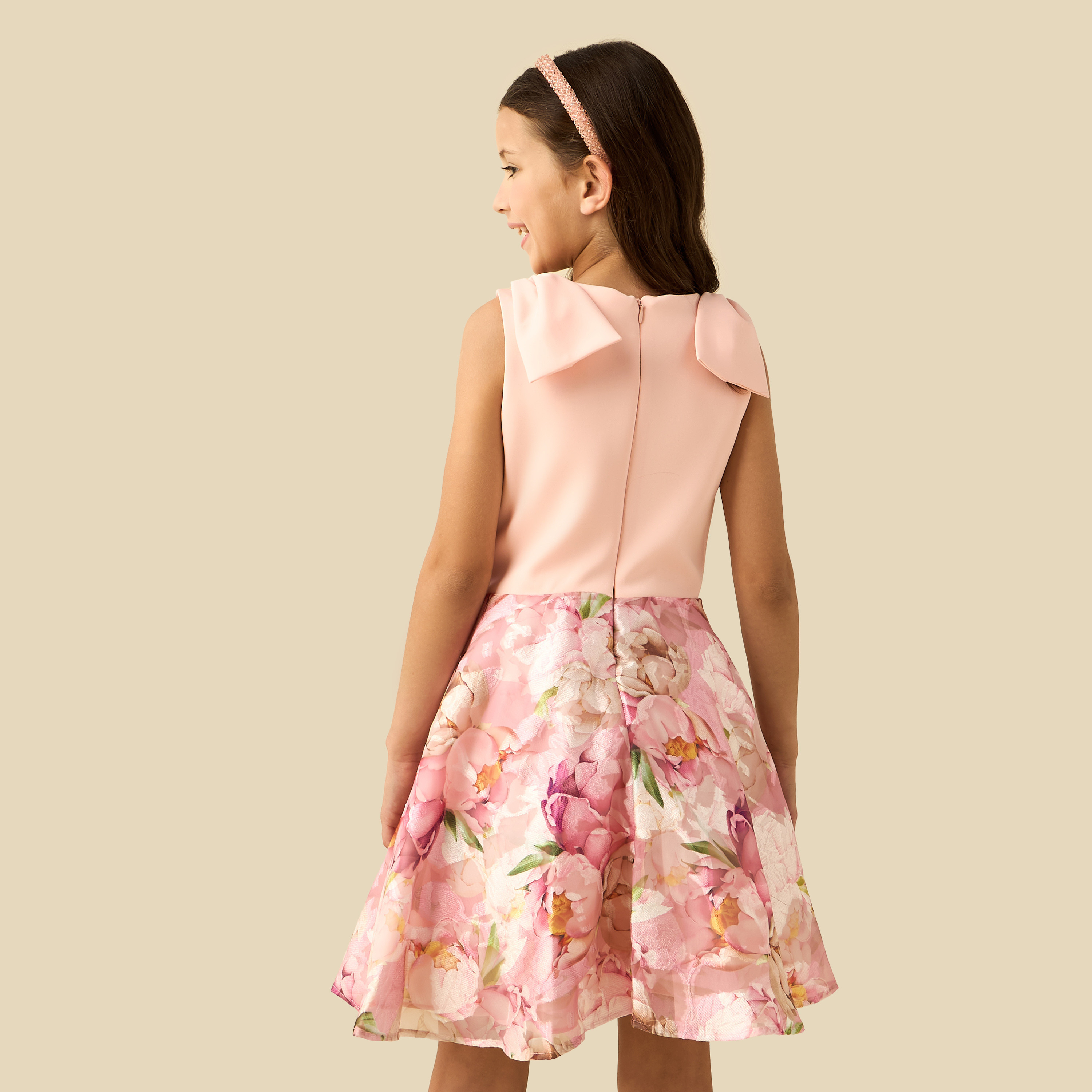 فستان إيه لاين دون أكمام بياقة V وتفاصيل فيونكة وطبعات من جونيورز-girls-clothing-dressesandjumpsuits-image-3