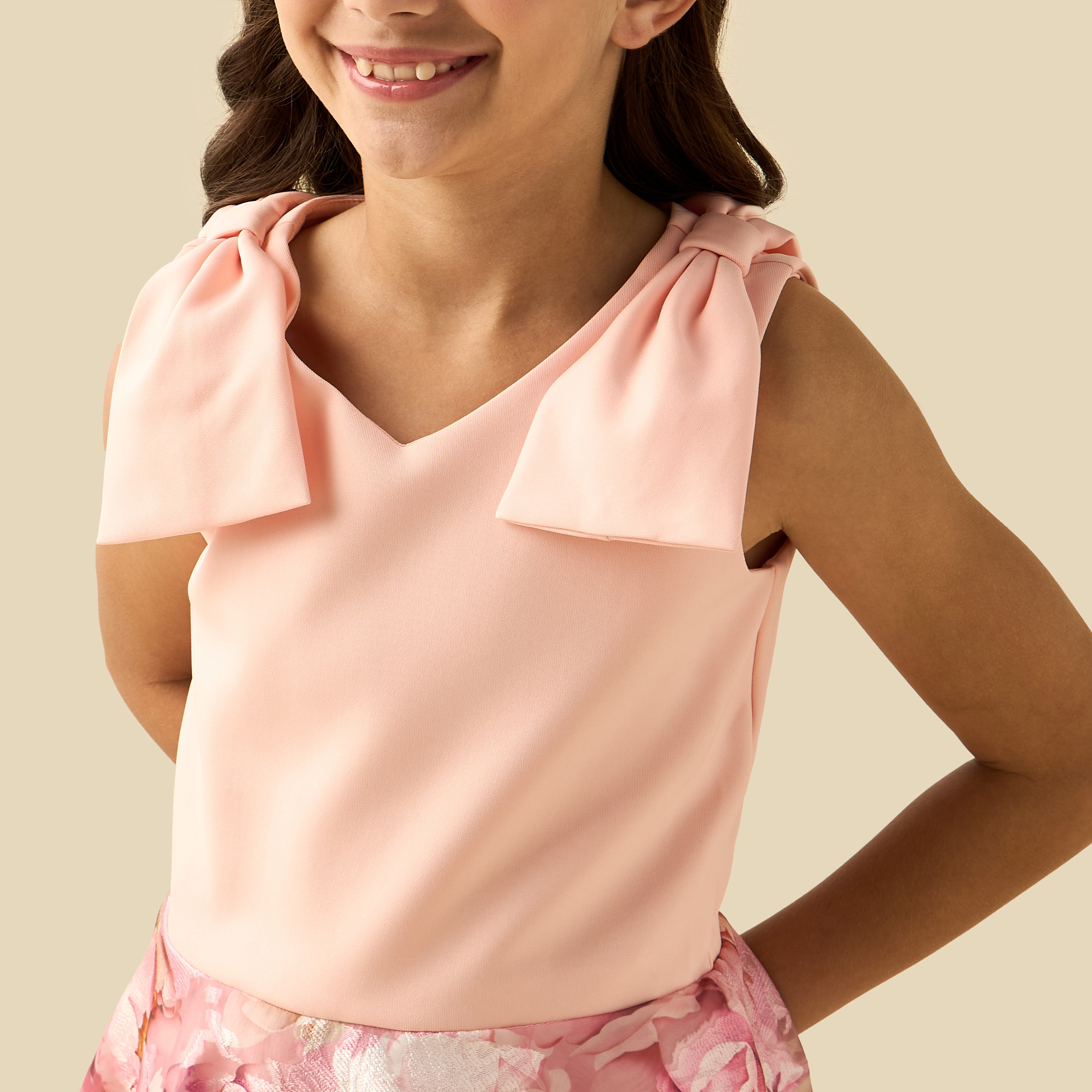 فستان إيه لاين دون أكمام بياقة V وتفاصيل فيونكة وطبعات من جونيورز-girls-clothing-dressesandjumpsuits-image-2