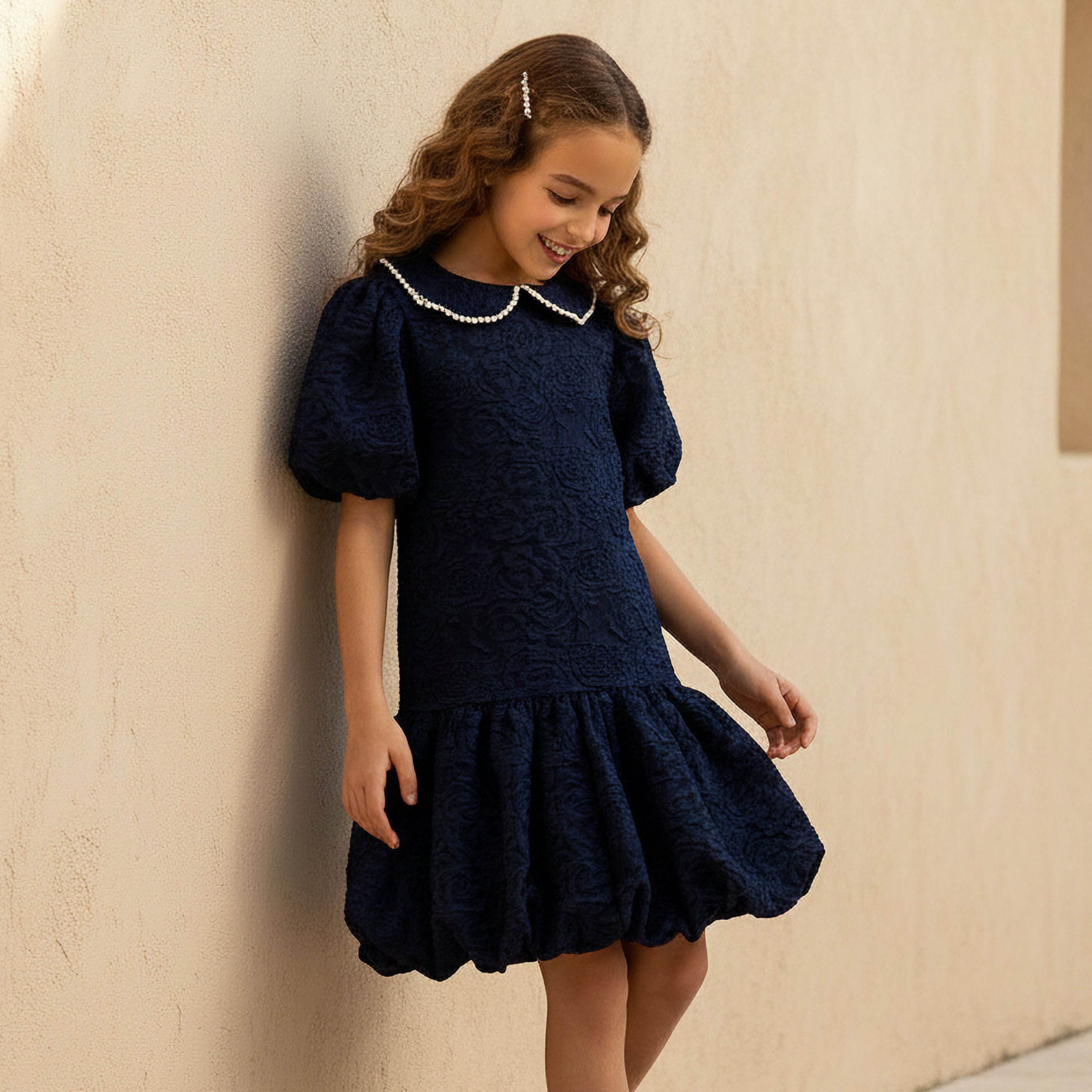 فستان حفل تخرج بياقة بيتر بان وأكمام قصيرة وتفاصيل لؤلؤ من جونيورز-girls-clothing-dressesandjumpsuits-image-2