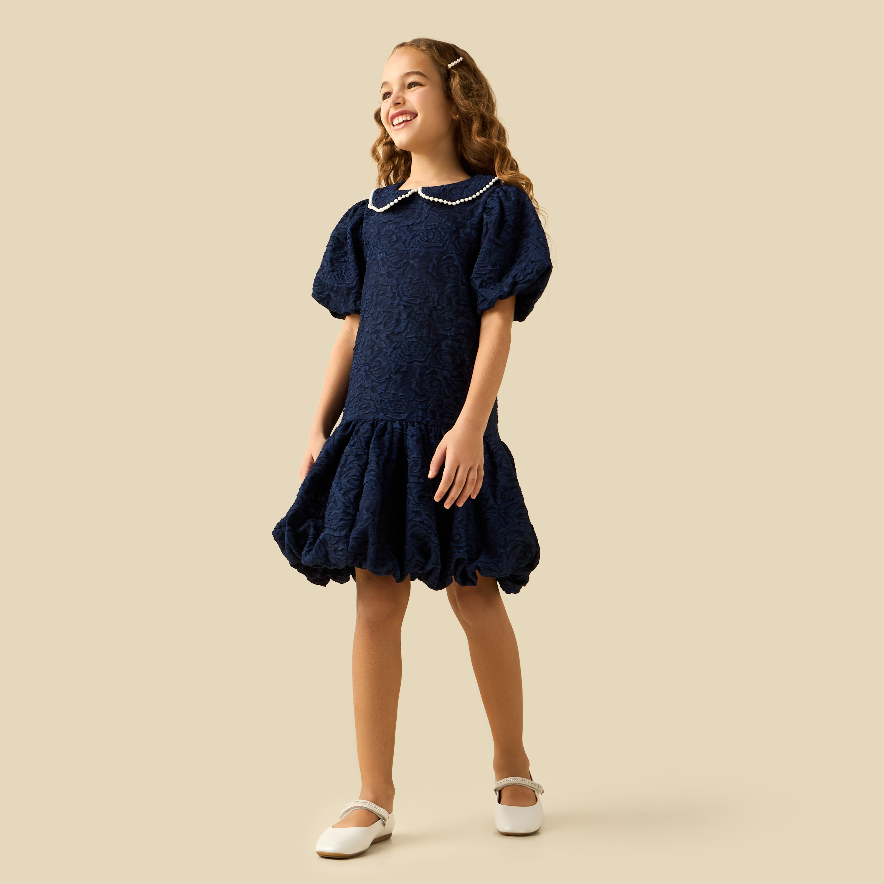 فستان حفل تخرج بياقة بيتر بان وأكمام قصيرة وتفاصيل لؤلؤ من جونيورز-girls-clothing-dressesandjumpsuits-image-3