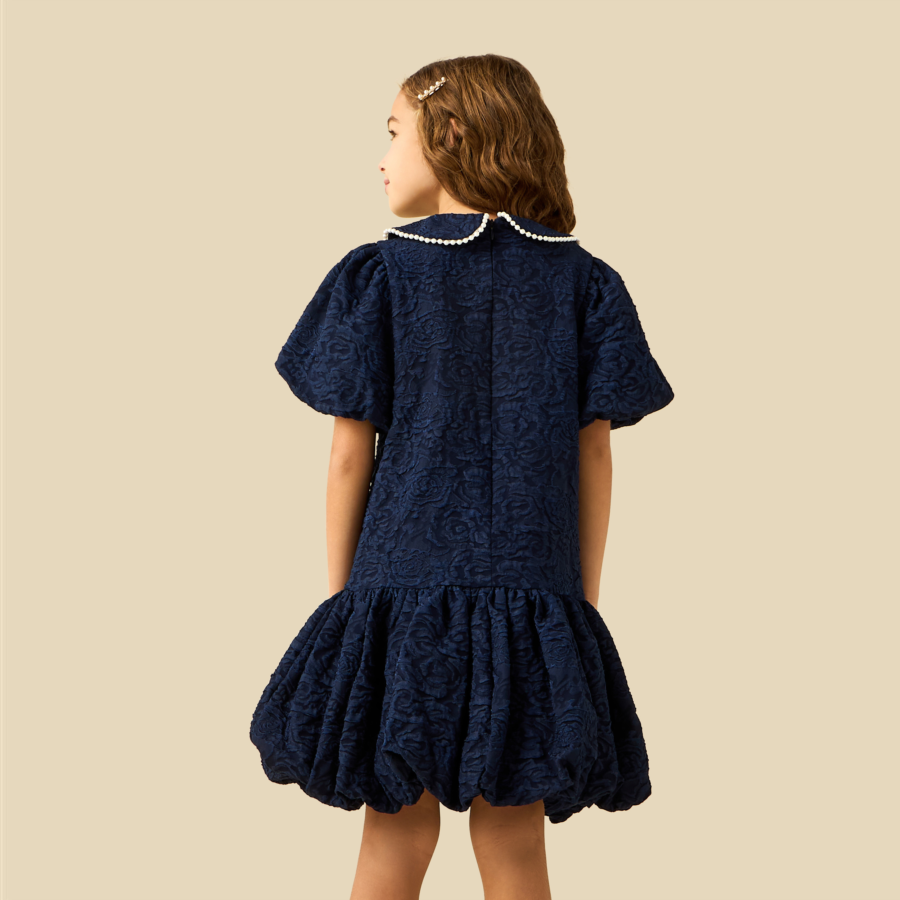 فستان حفل تخرج بياقة بيتر بان وأكمام قصيرة وتفاصيل لؤلؤ من جونيورز-girls-clothing-dressesandjumpsuits-image-4