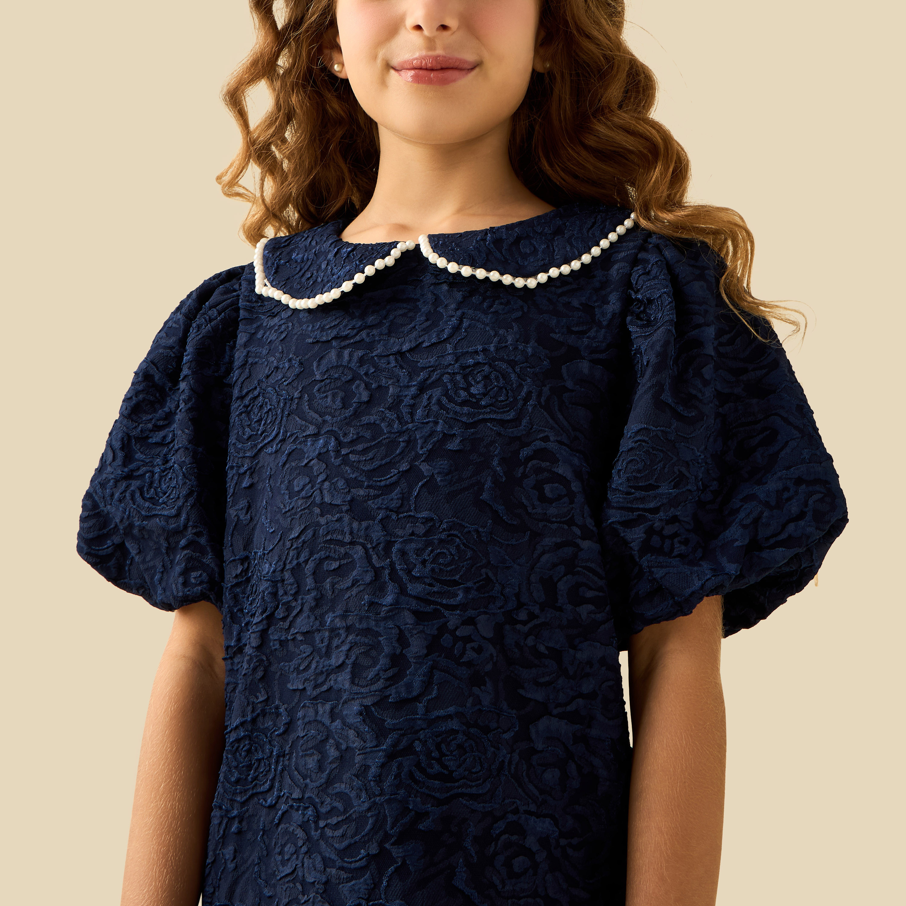 فستان حفل تخرج بياقة بيتر بان وأكمام قصيرة وتفاصيل لؤلؤ من جونيورز-girls-clothing-dressesandjumpsuits-image-5