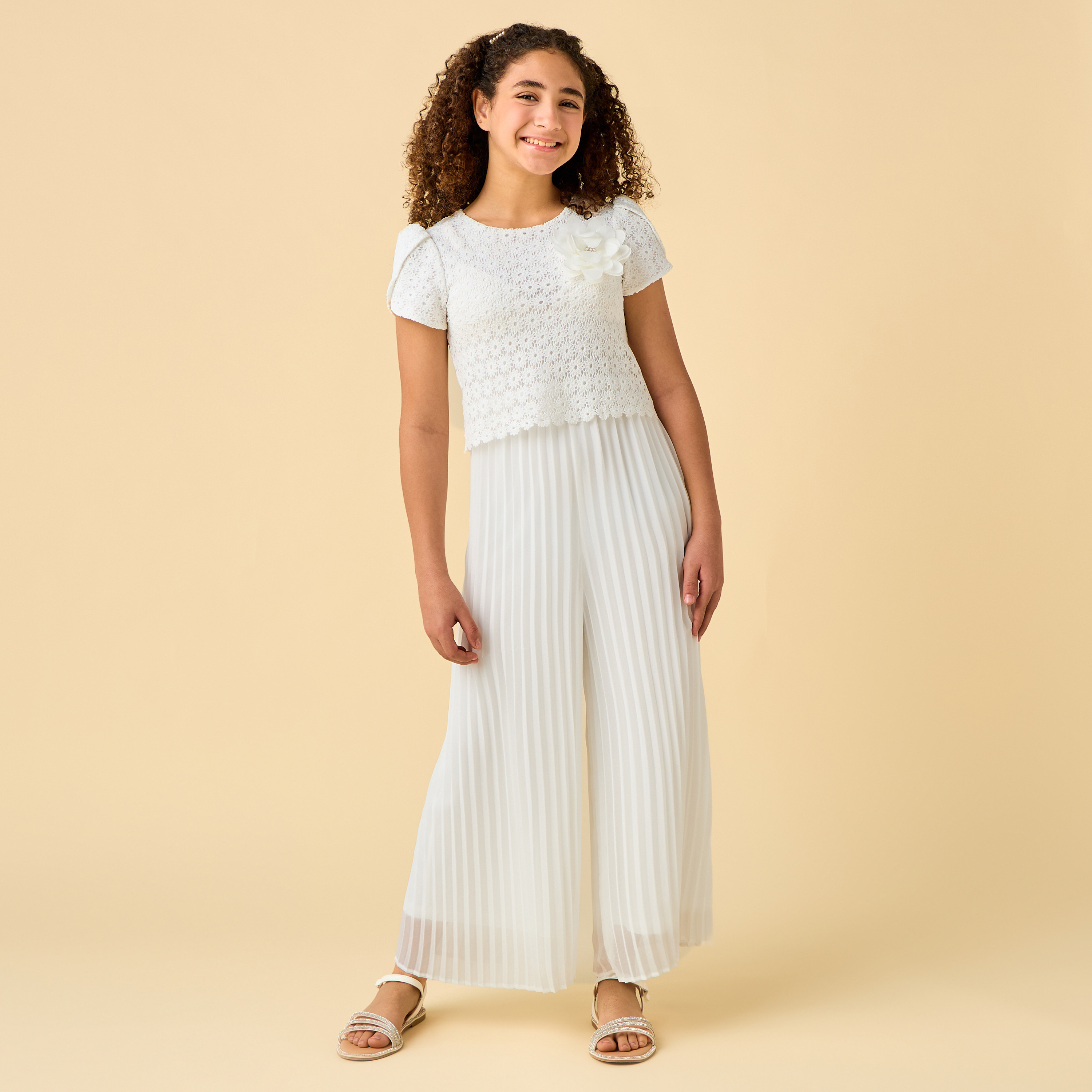 جمبسوت بياقة ضيقة وأكمام قصيرة وتفاصيل كسرات وكروشيه من جونيورز-girls-clothing-dressesandjumpsuits-image-2