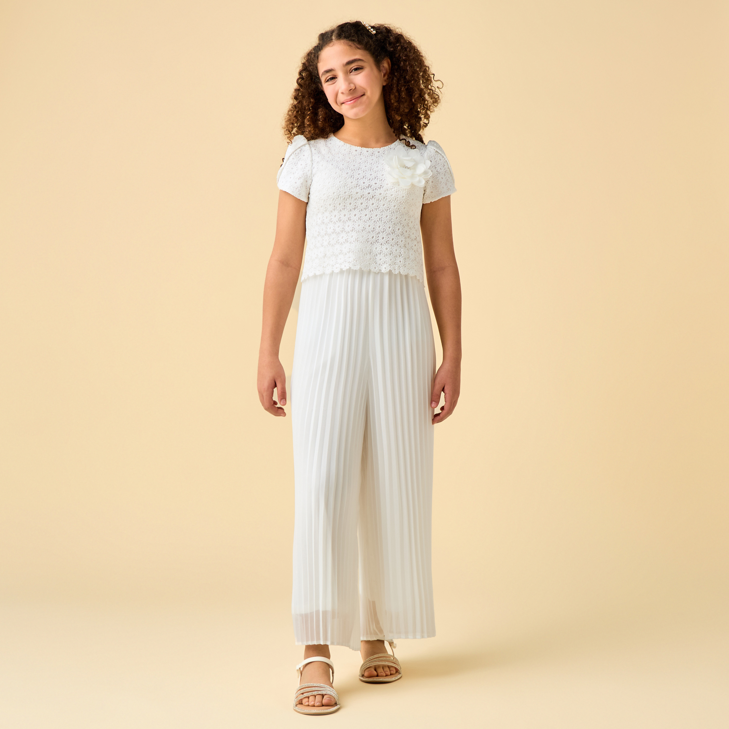 جمبسوت بياقة ضيقة وأكمام قصيرة وتفاصيل كسرات وكروشيه من جونيورز-girls-clothing-dressesandjumpsuits-image-3