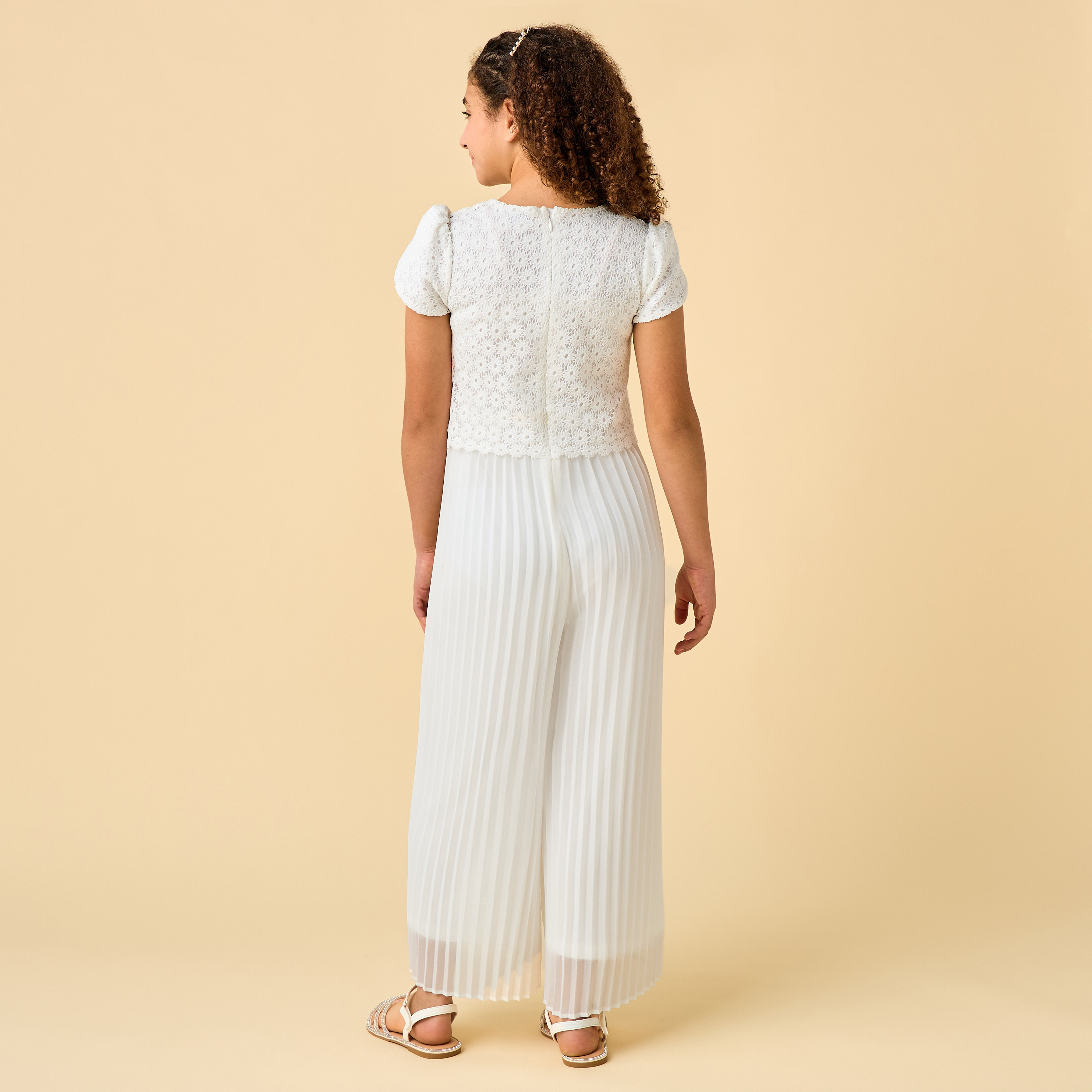 جمبسوت بياقة ضيقة وأكمام قصيرة وتفاصيل كسرات وكروشيه من جونيورز-girls-clothing-dressesandjumpsuits-image-4