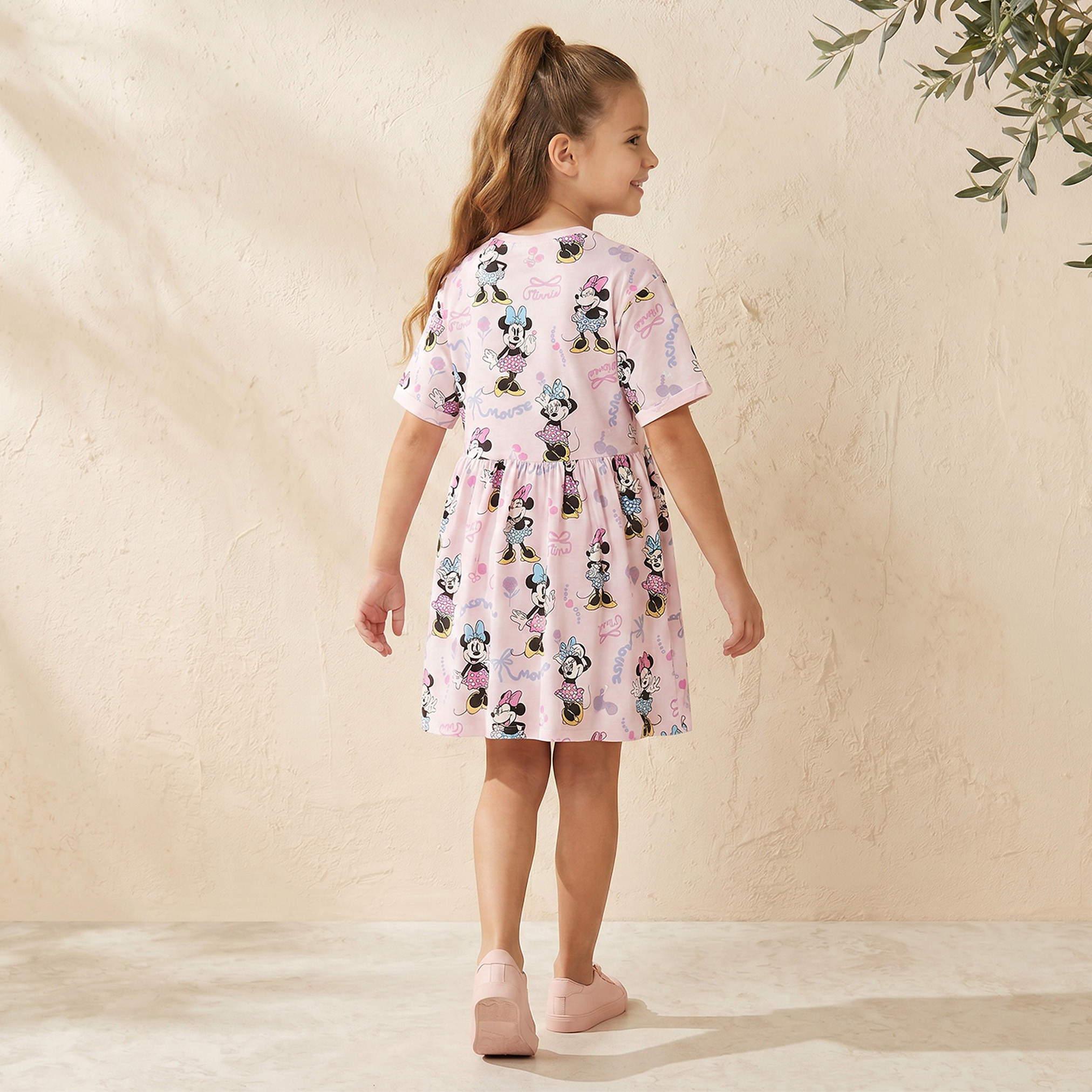 فستان بنات بياقة دائرية وأكمام قصيرة وطول الركبة بطبعة ميني ماوس من ديزني-girls-clothing-dressesandjumpsuits-image-2
