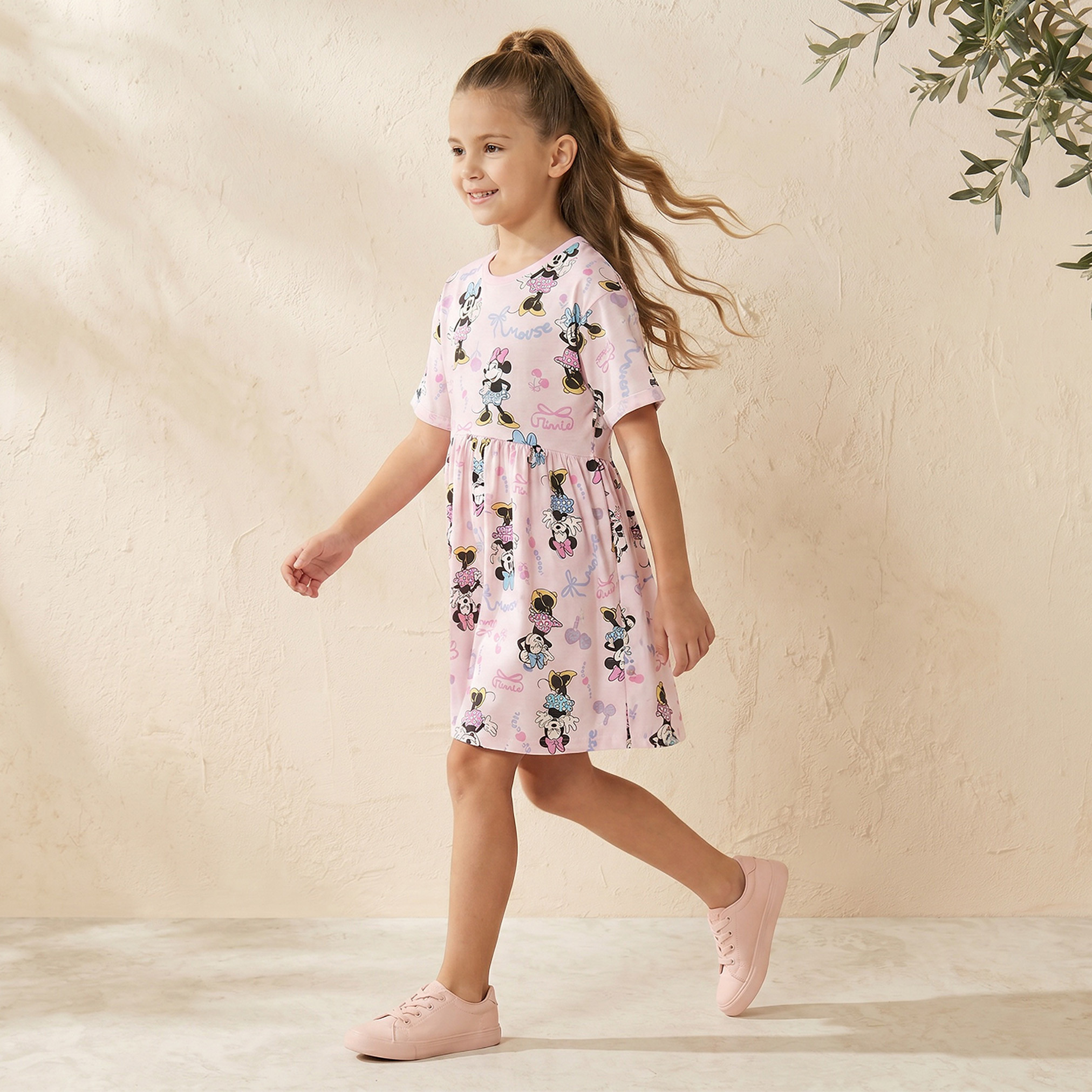 فستان بنات بياقة دائرية وأكمام قصيرة وطول الركبة بطبعة ميني ماوس من ديزني-girls-clothing-dressesandjumpsuits-image-4