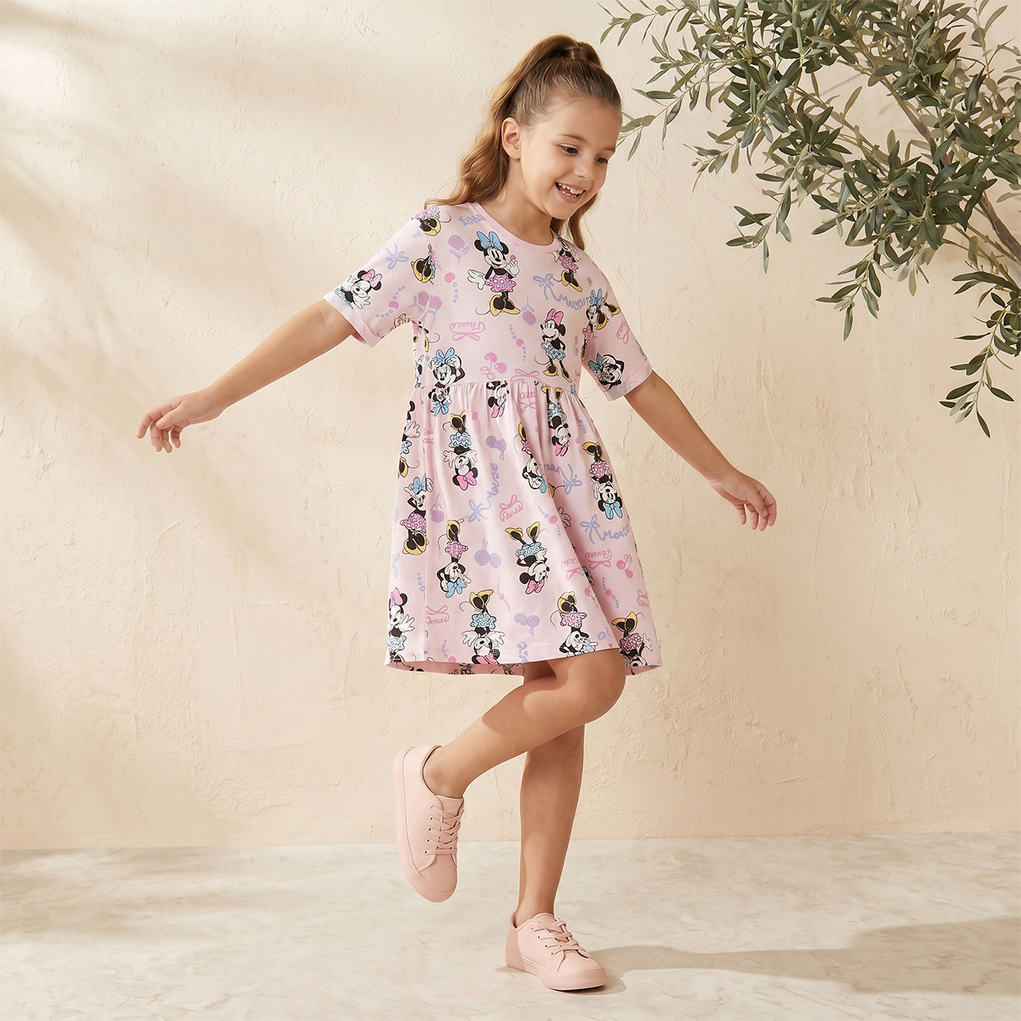 فستان بنات بياقة دائرية وأكمام قصيرة وطول الركبة بطبعة ميني ماوس من ديزني-girls-clothing-dressesandjumpsuits-image-5