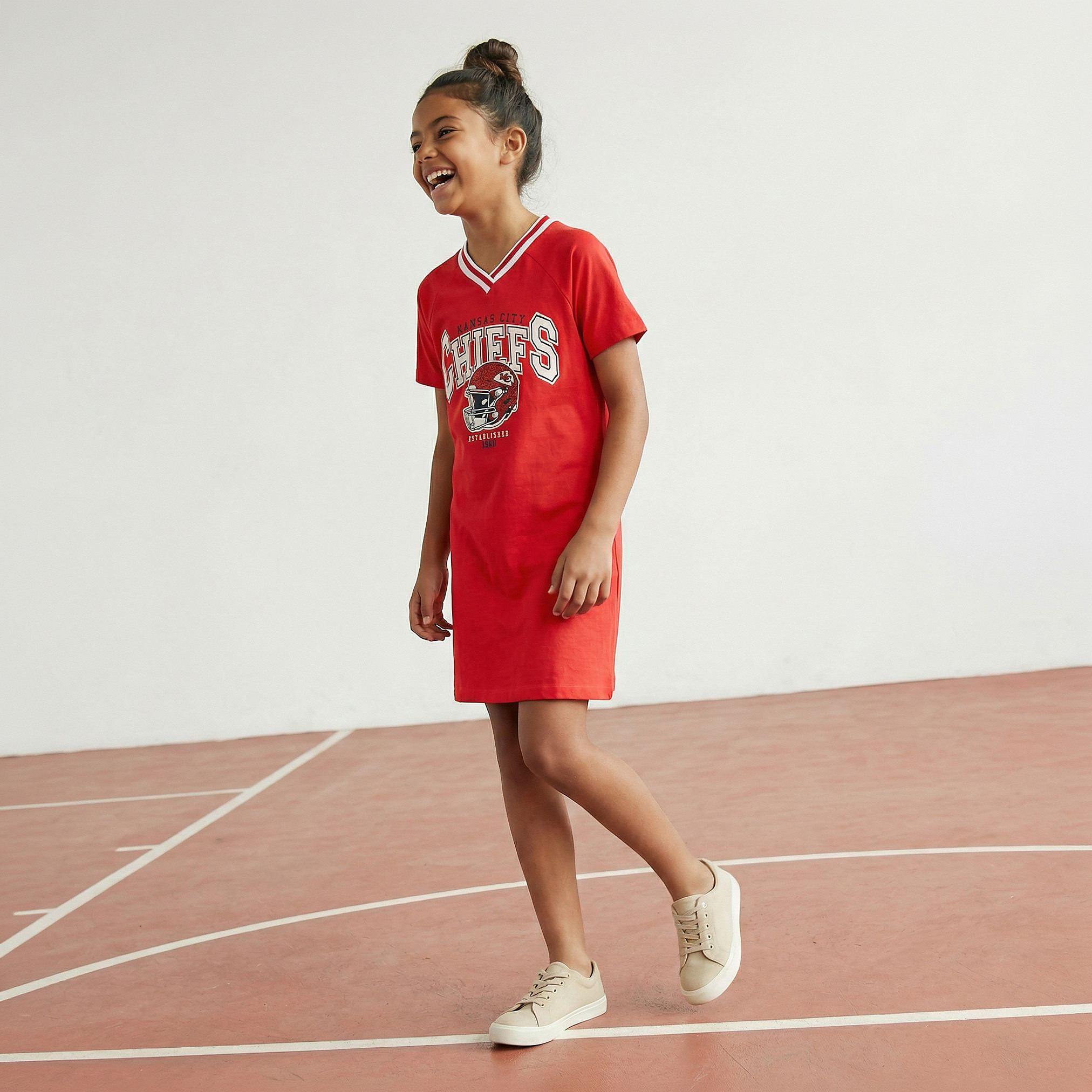 فستان بياقة V وأكمام قصيرة وطبعات من إن إف إل-girls-clothing-dressesandjumpsuits-image-2