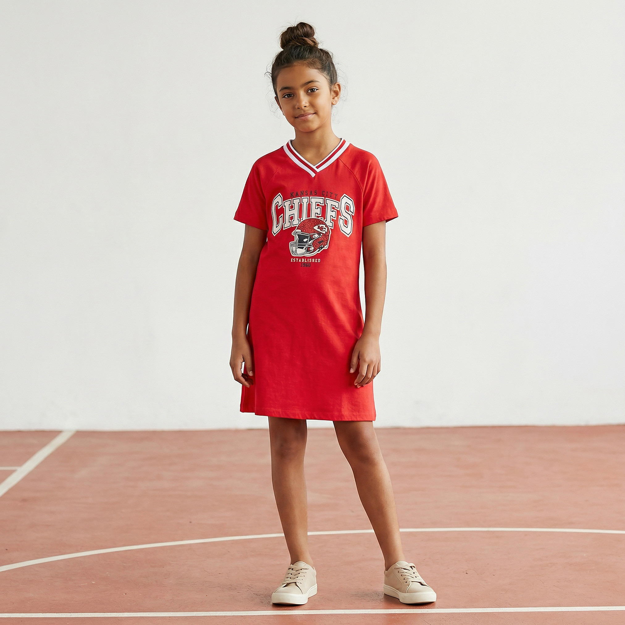 فستان بياقة V وأكمام قصيرة وطبعات من إن إف إل-girls-clothing-dressesandjumpsuits-image-4