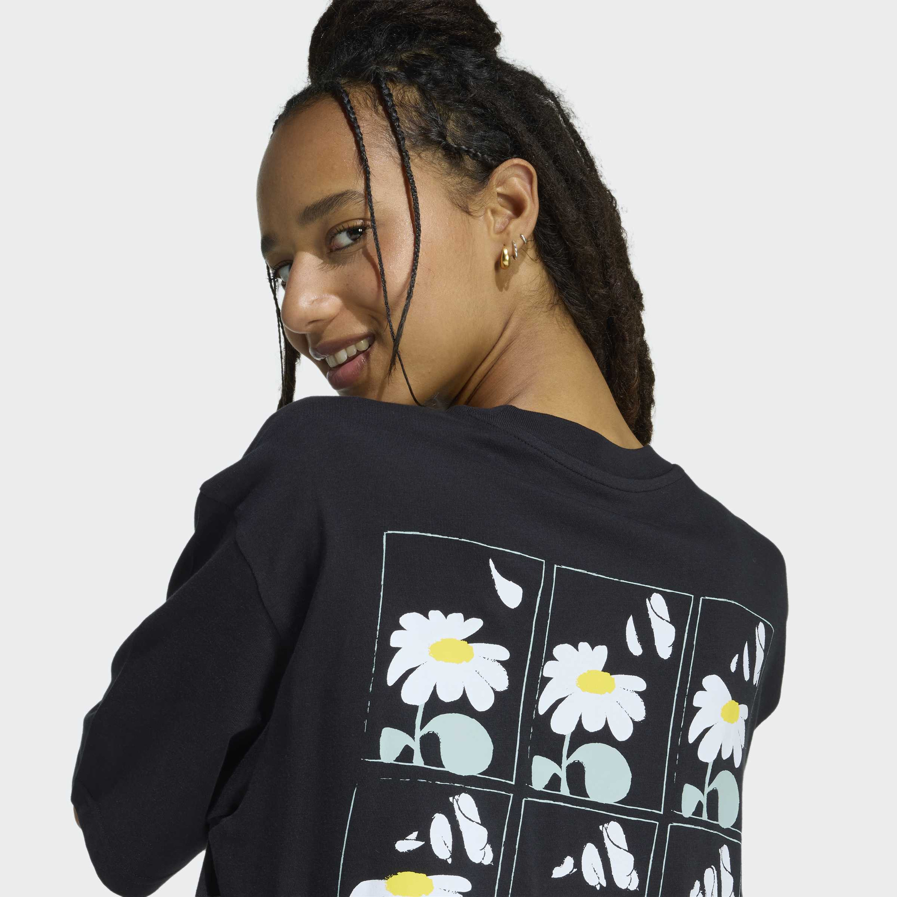 اديداس - تيشيرت نسائي بأكمام قصيرة وطبعة كبيرة الحجم وجوانب ناعمة-women-clothing-tshirts-image-17