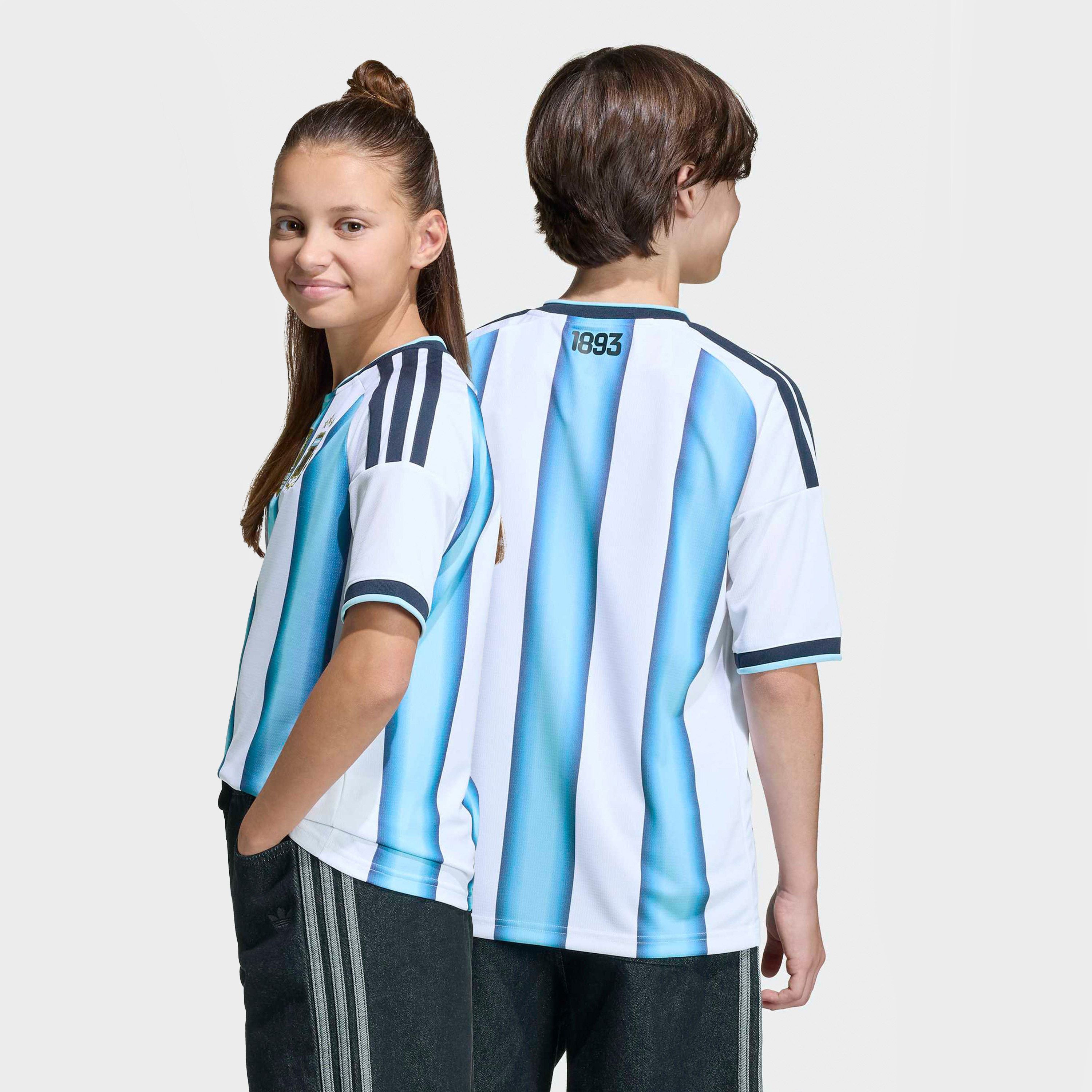 اديداس - قميص منتخب الأرجنتين للأطفال الأساسي لكأس العالم FIFA 2026-boys-clothing-sportswear-tops-image-3