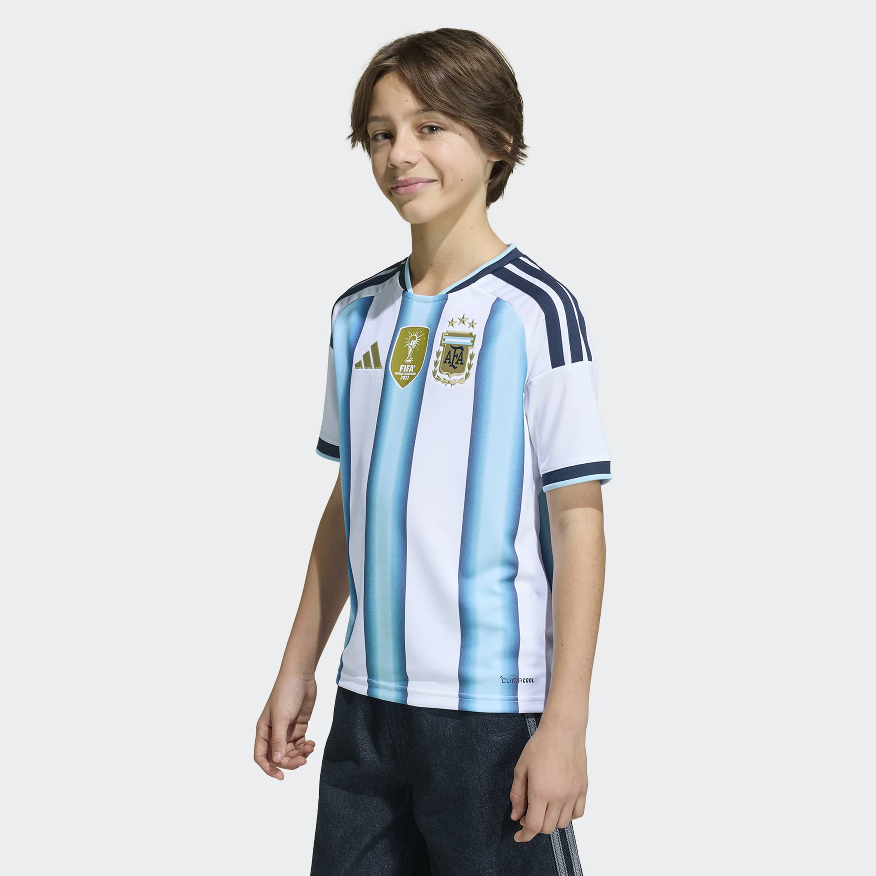 اديداس - قميص منتخب الأرجنتين للأطفال الأساسي لكأس العالم FIFA 2026-boys-clothing-sportswear-tops-image-4