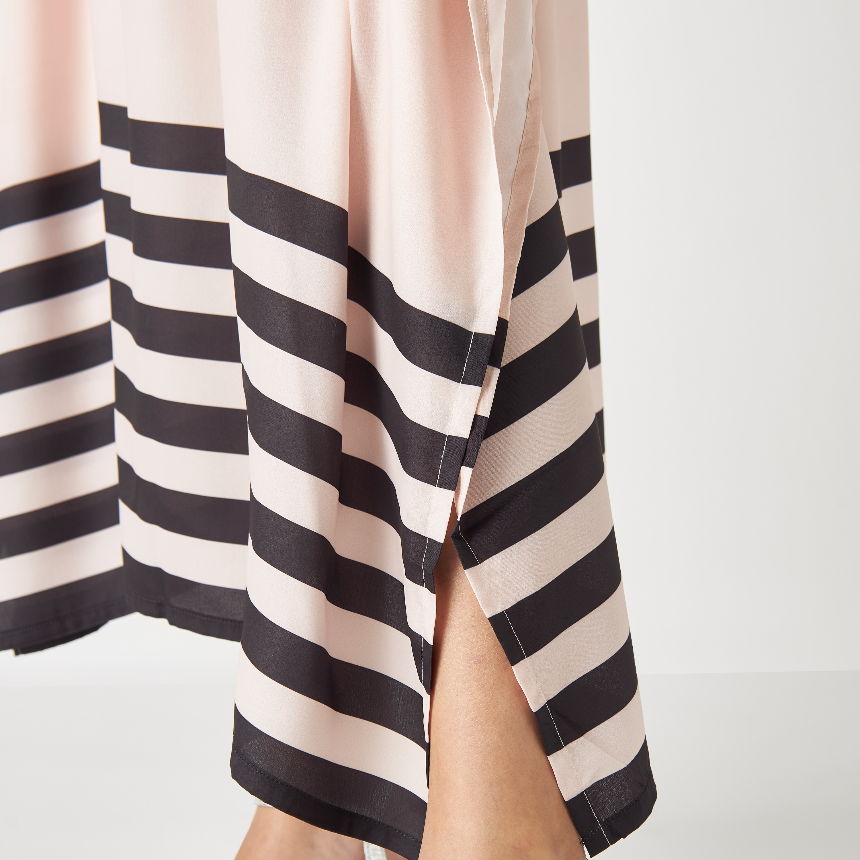 فستان قفطان بطبعات وتفاصيل فتحة من فيور-women-clothing-dresses-image-5