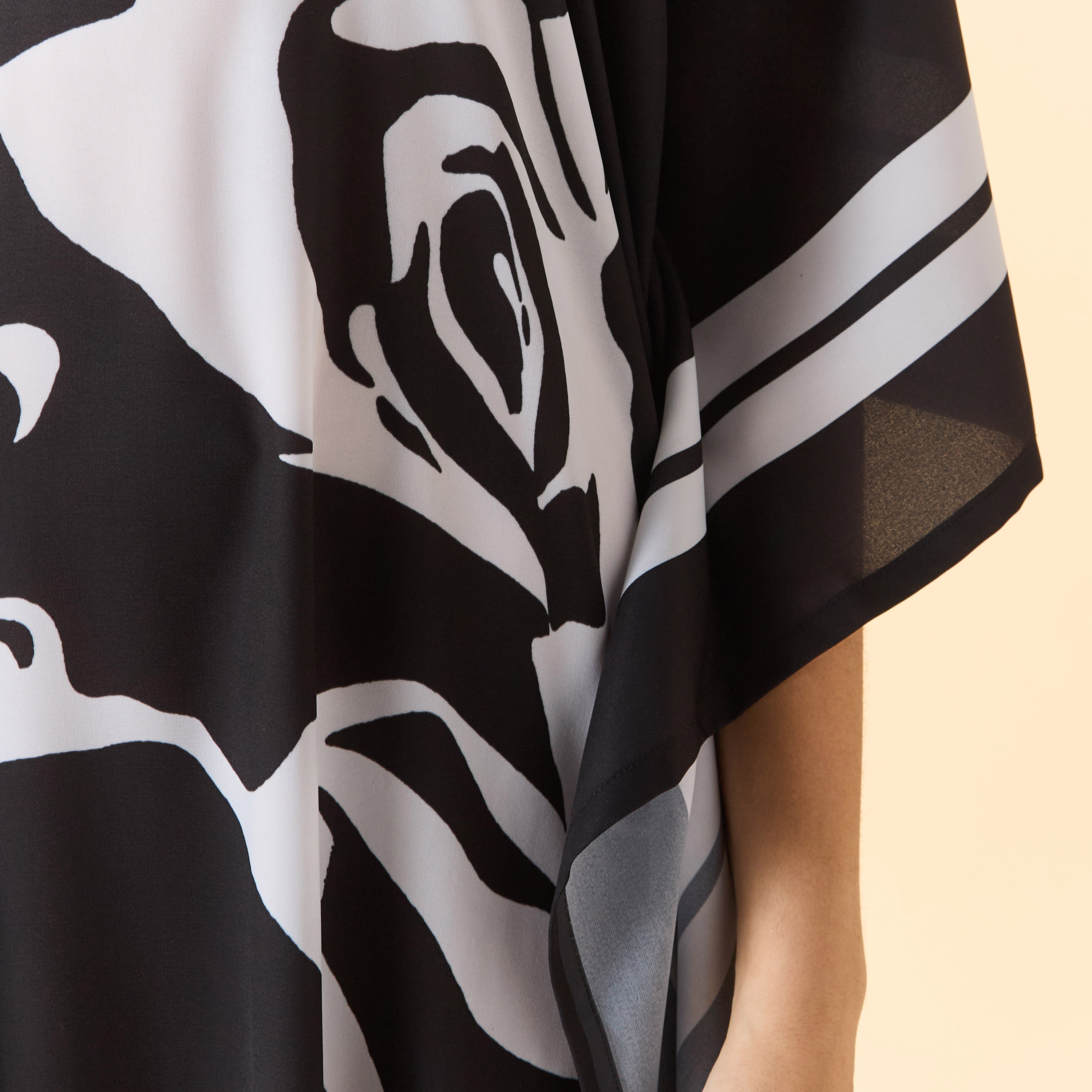 فستان قفطان طويل مطبوع برقبة على شكل حرف V من FYOR-women-arabicclothing-kaftan-image-1