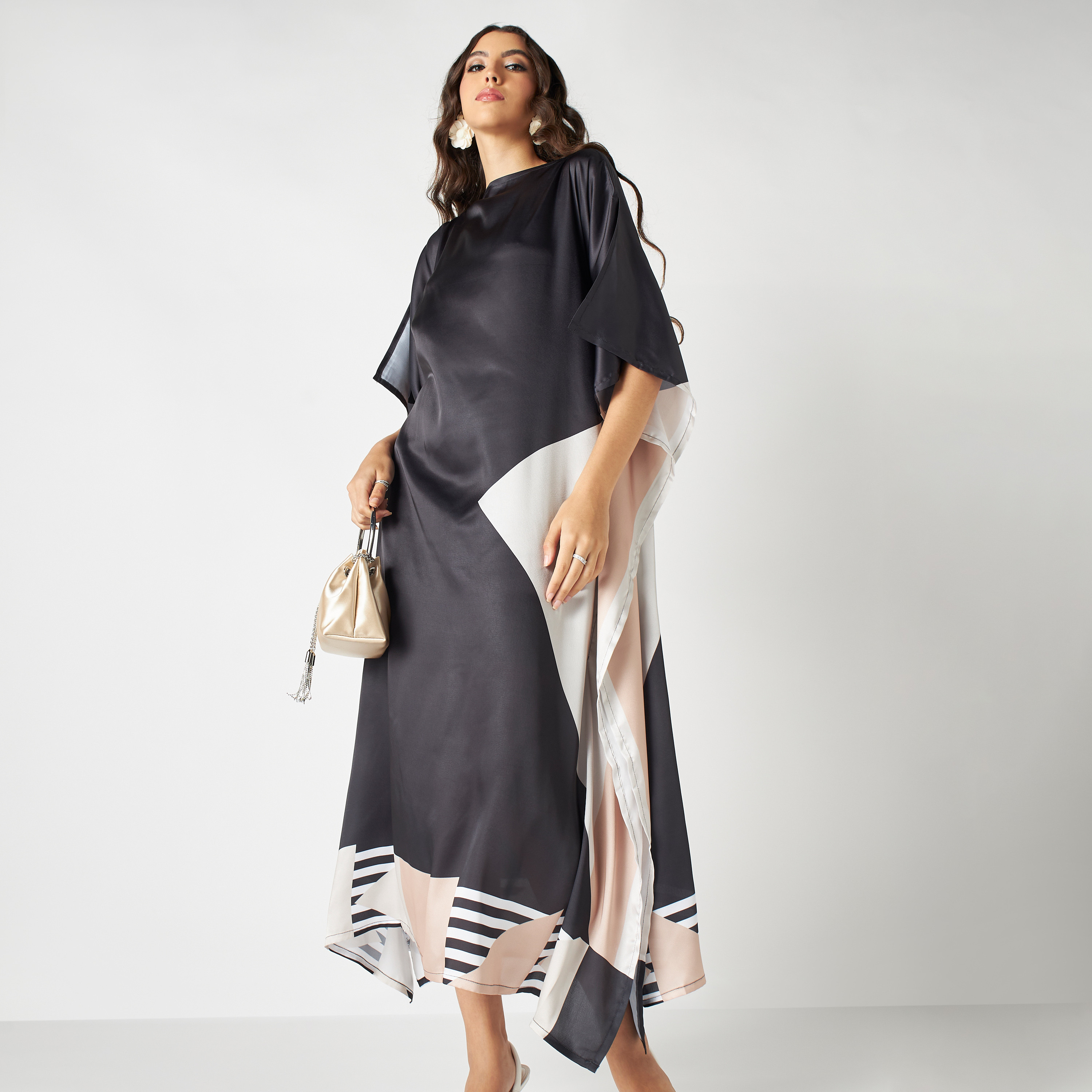 فستان قفطان بياقة قارب وطبعات هندسية من فيور-women-arabicclothing-kaftan-image-1