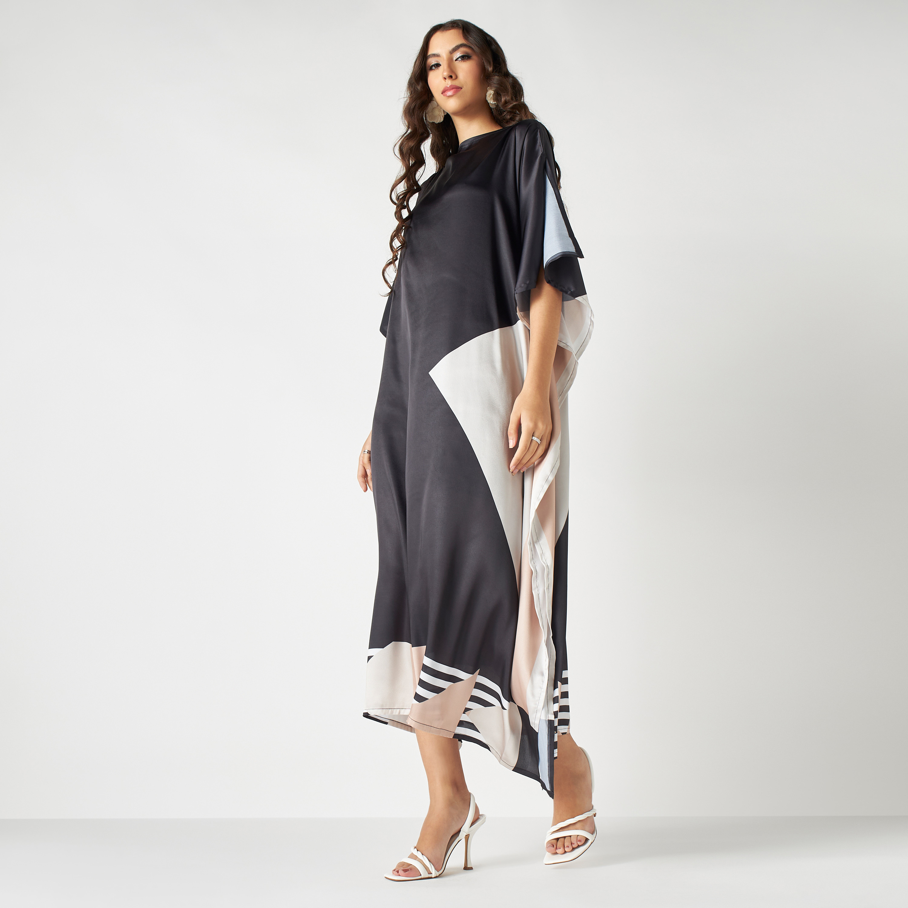 فستان قفطان بياقة قارب وطبعات هندسية من فيور-women-arabicclothing-kaftan-image-2