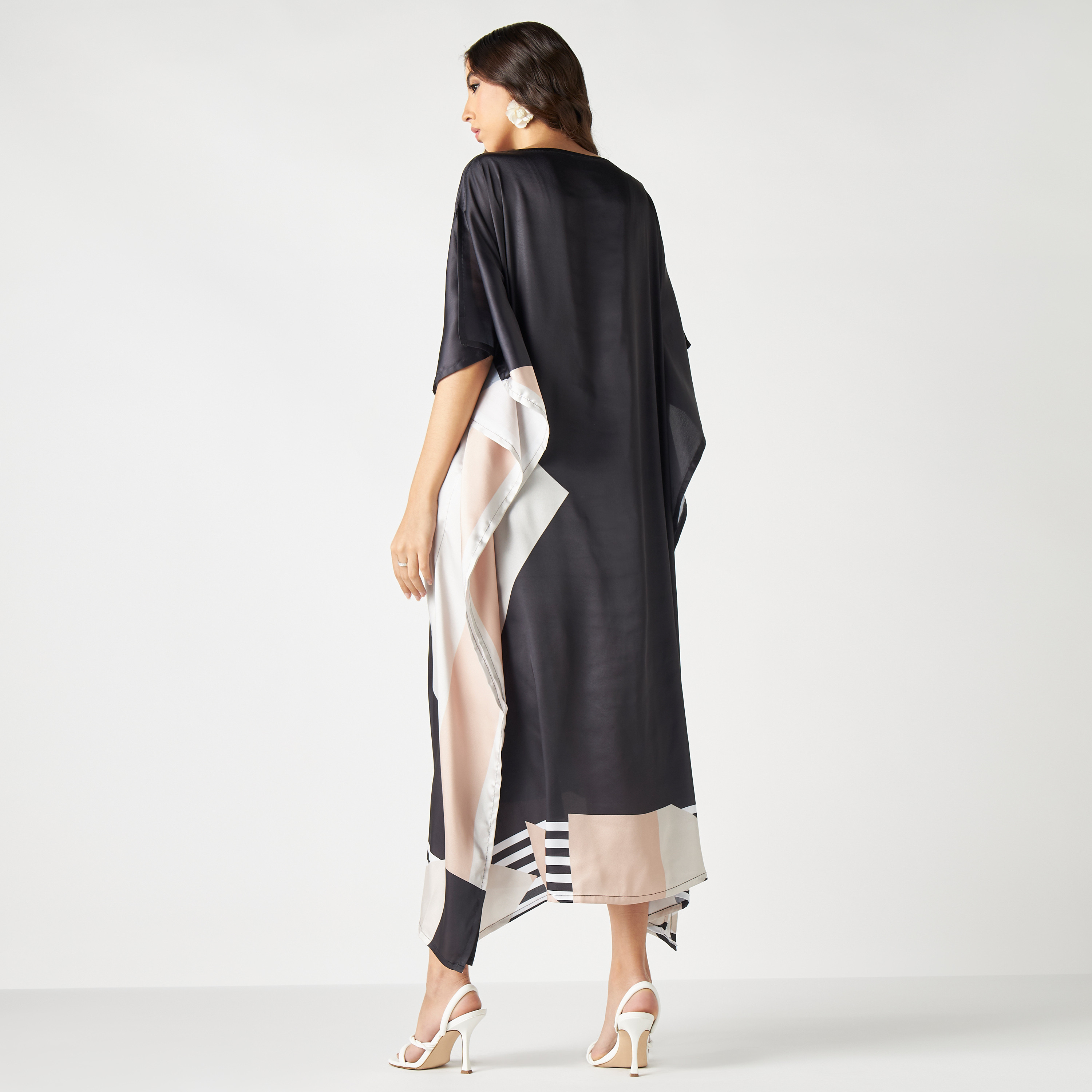 فستان قفطان بياقة قارب وطبعات هندسية من فيور-women-arabicclothing-kaftan-image-3
