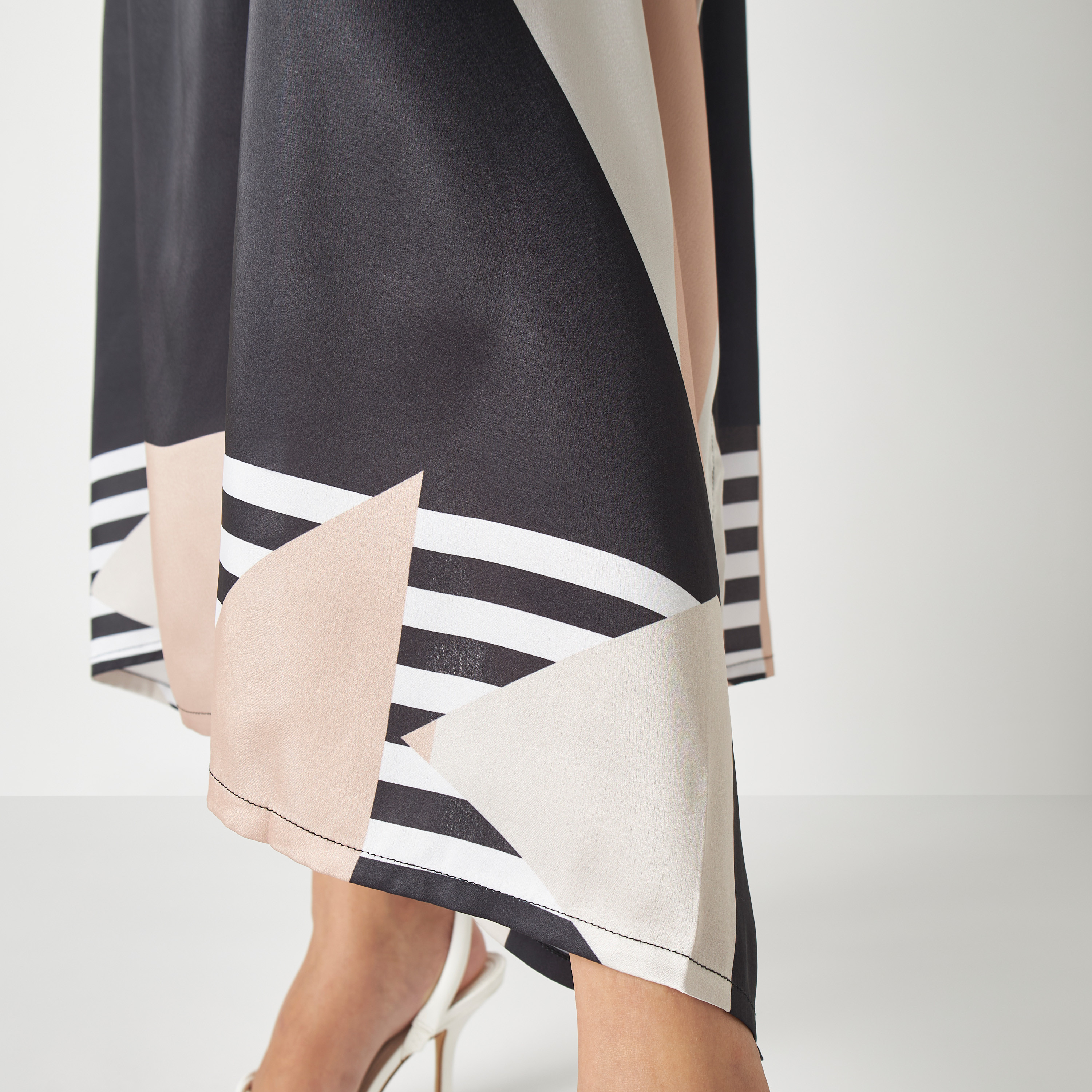 فستان قفطان بياقة قارب وطبعات هندسية من فيور-women-arabicclothing-kaftan-image-5