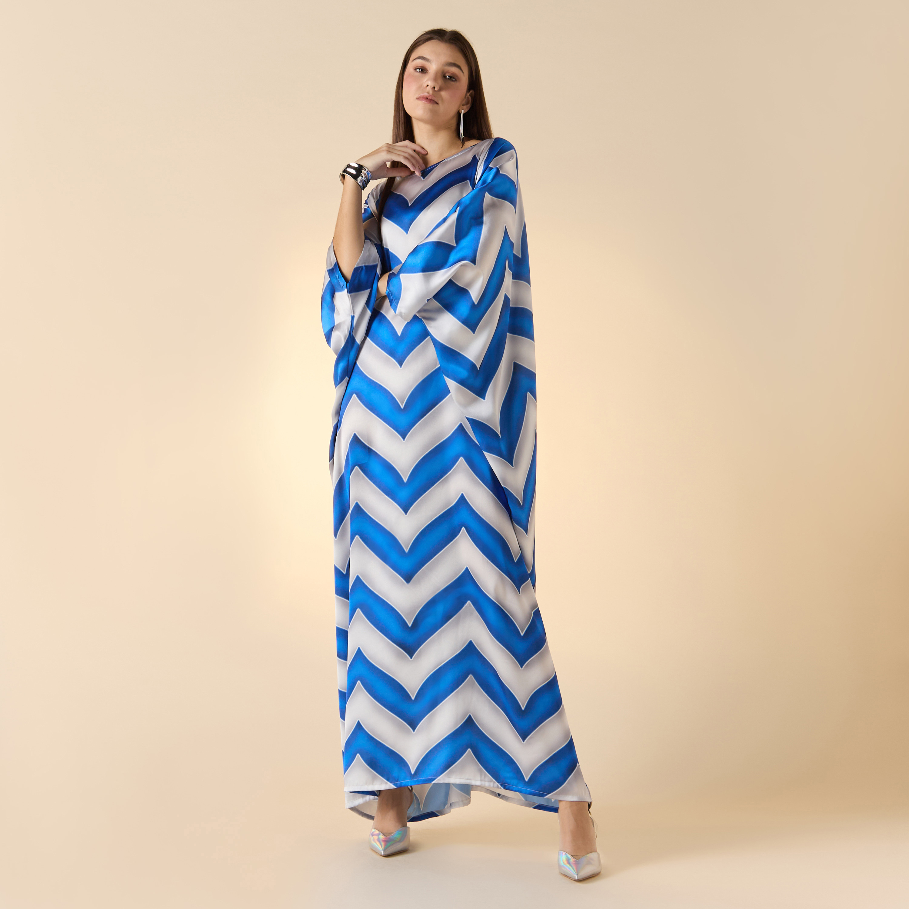 فستان قفطان طويل بفتحة عنق وطبعات متعرجة من FYOR-women-arabicclothing-kaftan-image-3