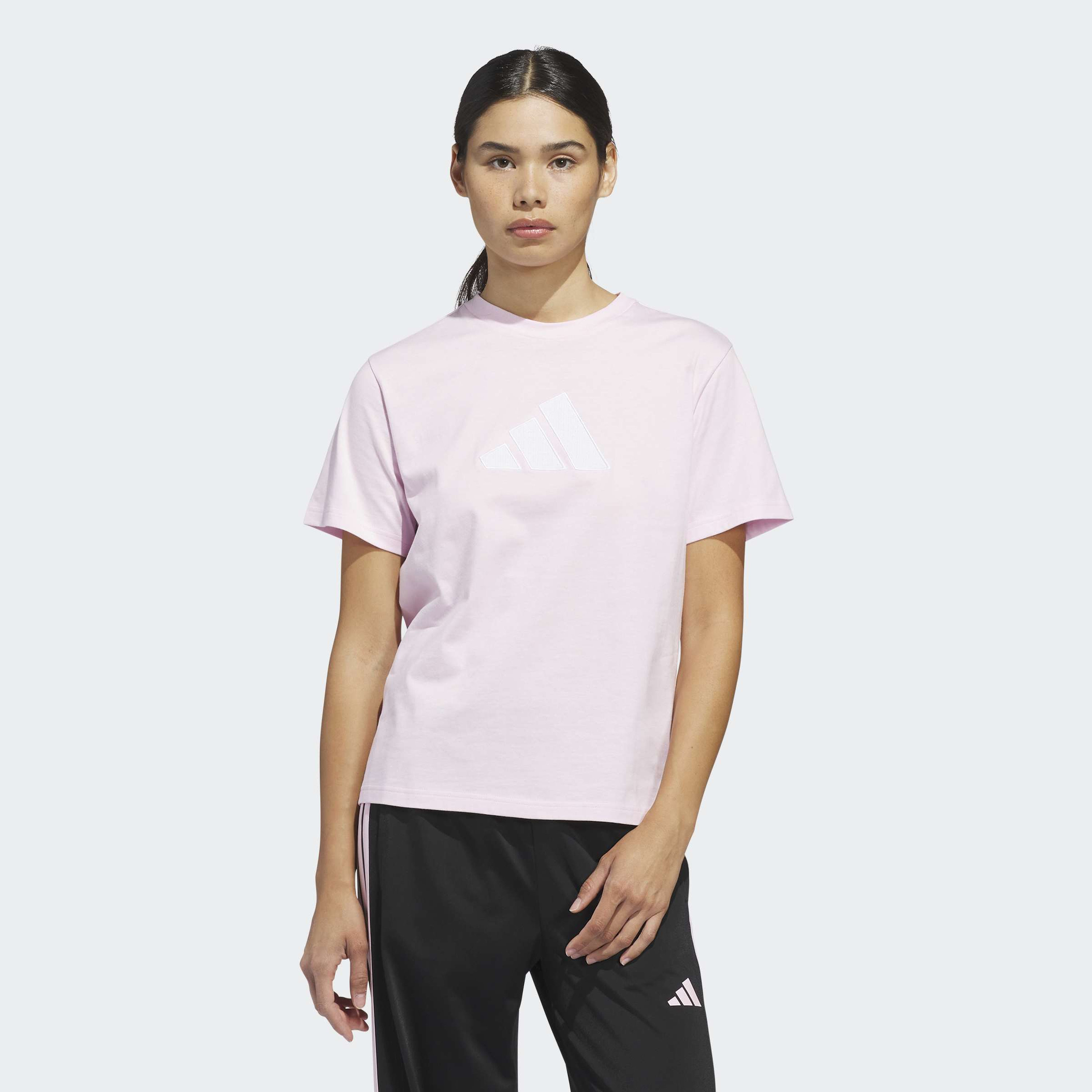اديداس - تيشيرت نسائي بأكمام قصيرة بنقشة مربعات كبيرة وشعار كبير-women-clothing-tshirts-image-6