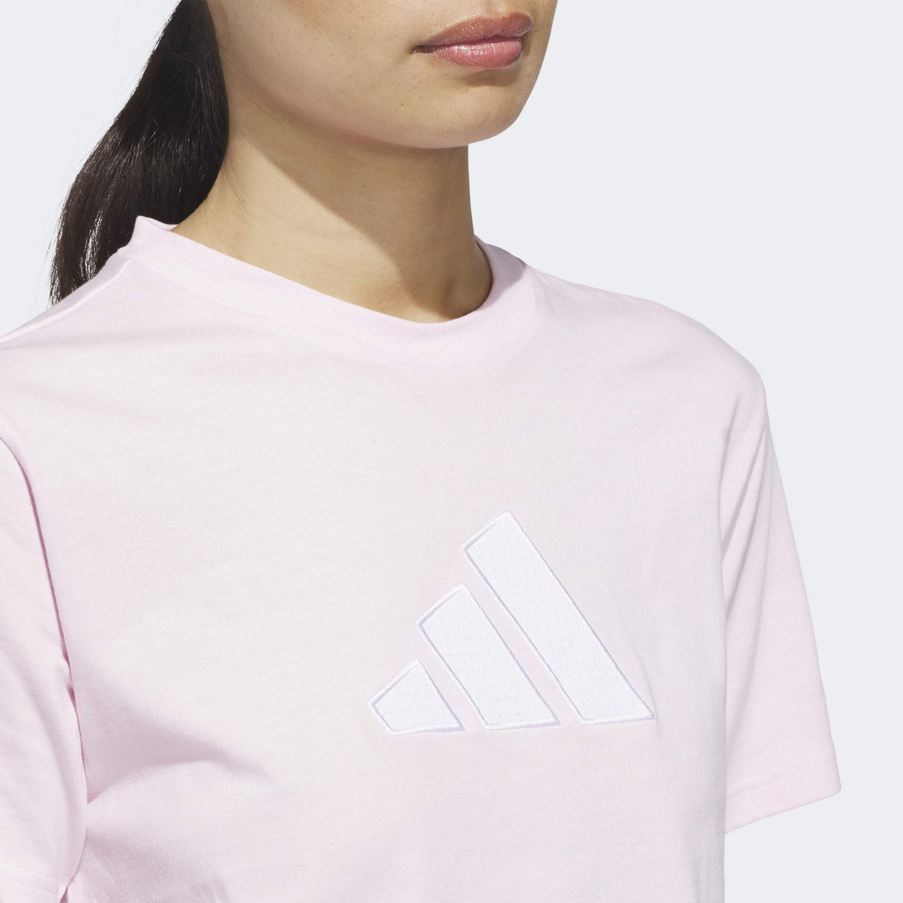 اديداس - تيشيرت نسائي بأكمام قصيرة بنقشة مربعات كبيرة وشعار كبير-women-clothing-tshirts-image-2