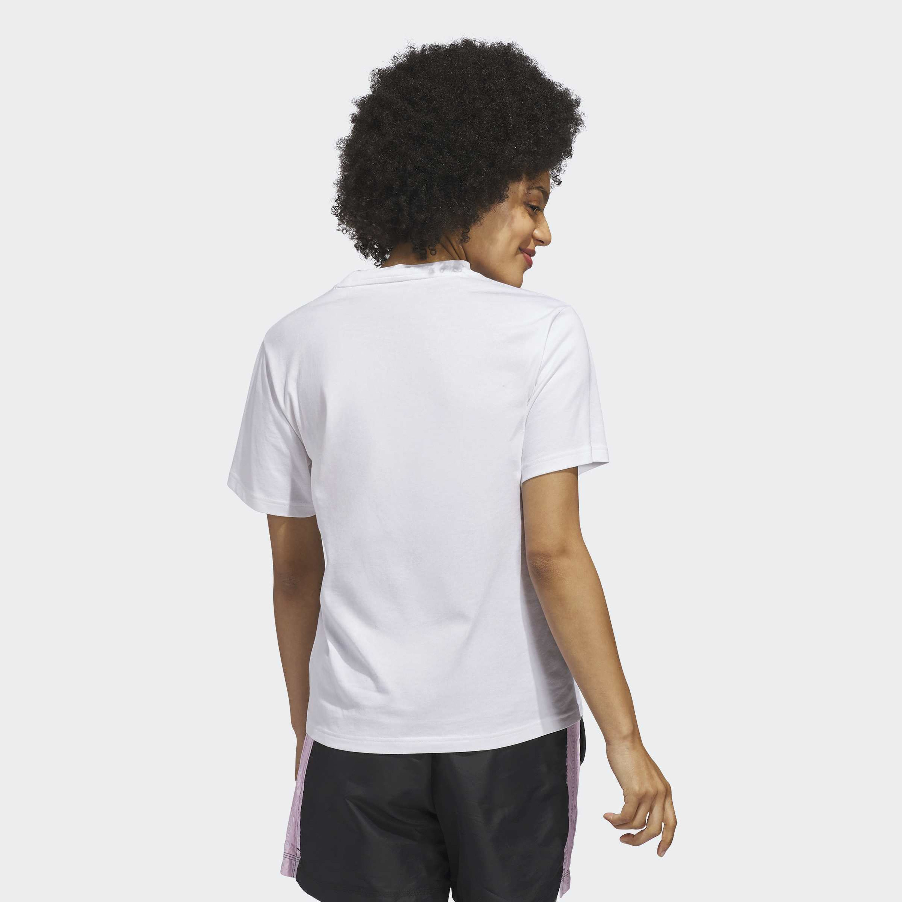 اديداس - تيشيرت نسائي بأكمام قصيرة بنقشة مربعات كبيرة وشعار كبير-women-clothing-tshirts-image-9