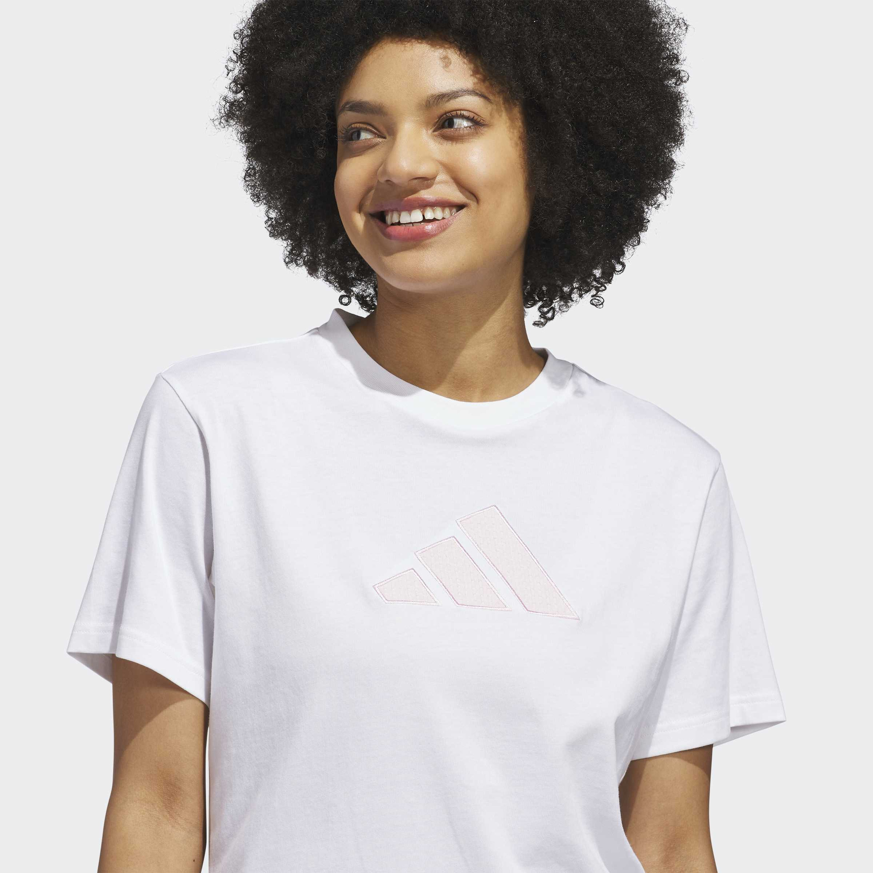 اديداس - تيشيرت نسائي بأكمام قصيرة بنقشة مربعات كبيرة وشعار كبير-women-clothing-tshirts-image-10