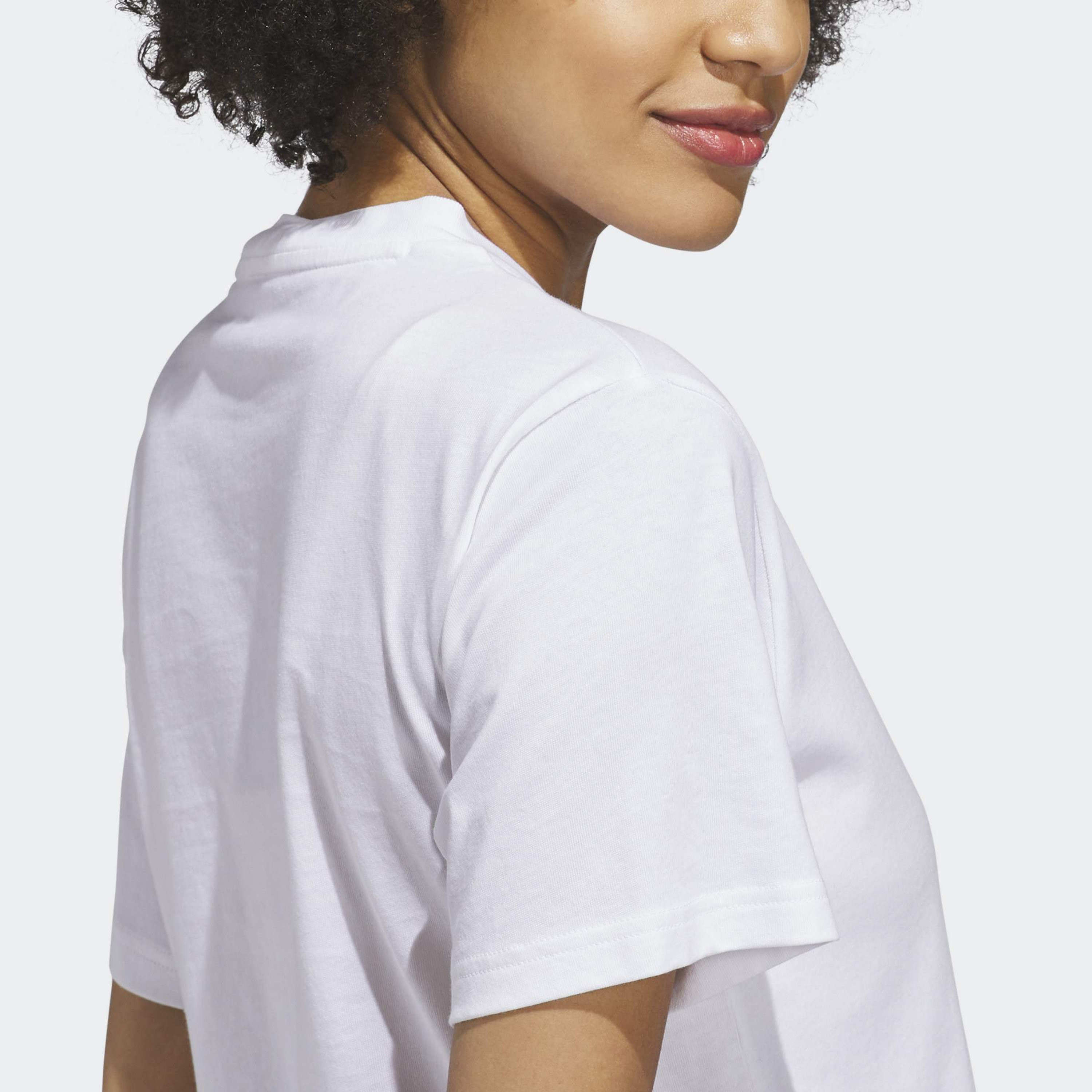 اديداس - تيشيرت نسائي بأكمام قصيرة بنقشة مربعات كبيرة وشعار كبير-women-clothing-tshirts-image-11