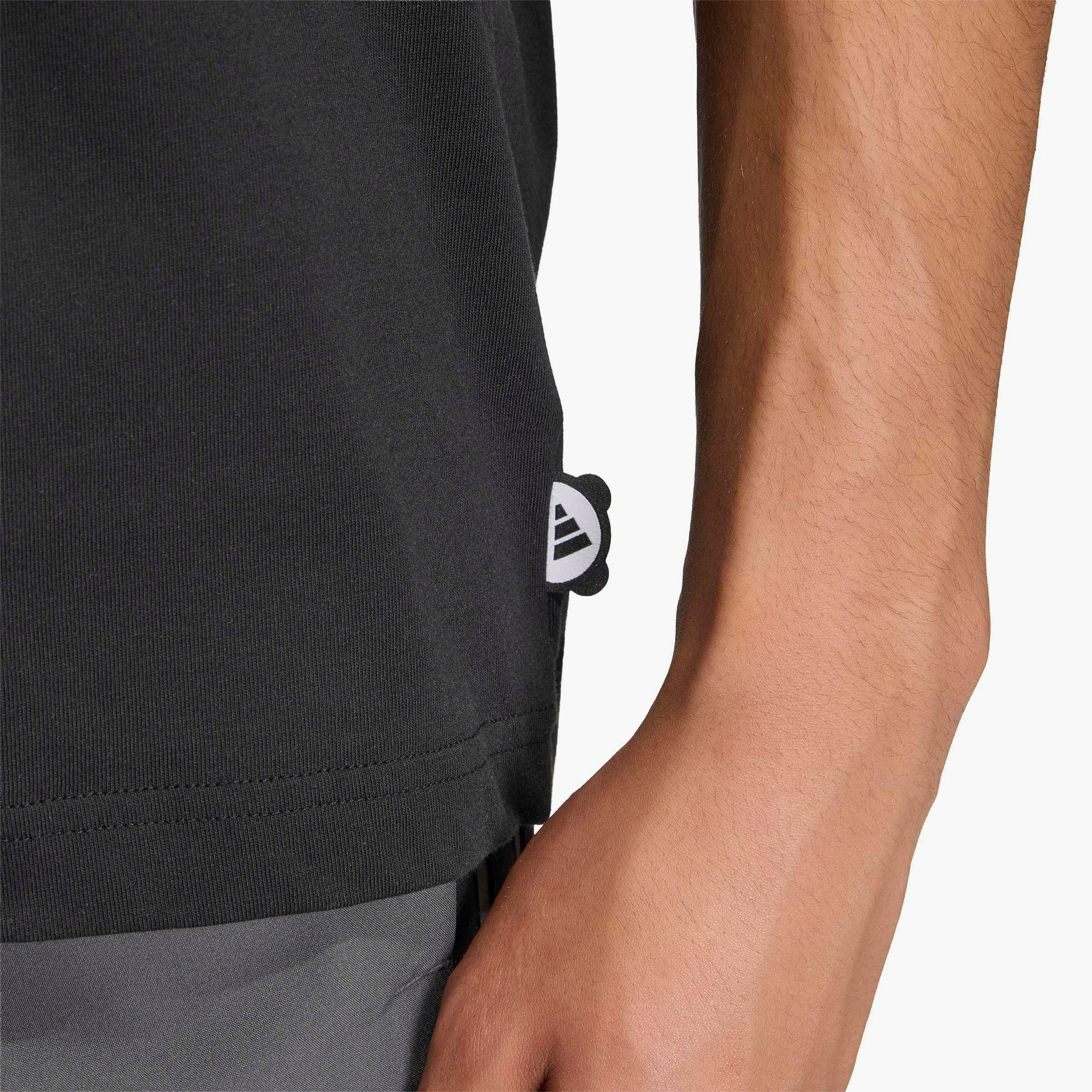 اديداس - تيشيرت رجالي بأكمام قصيرة بنقشة باندا مموهة-men-clothing-sportswearandactivewear-tshirtsandpolos-image-5