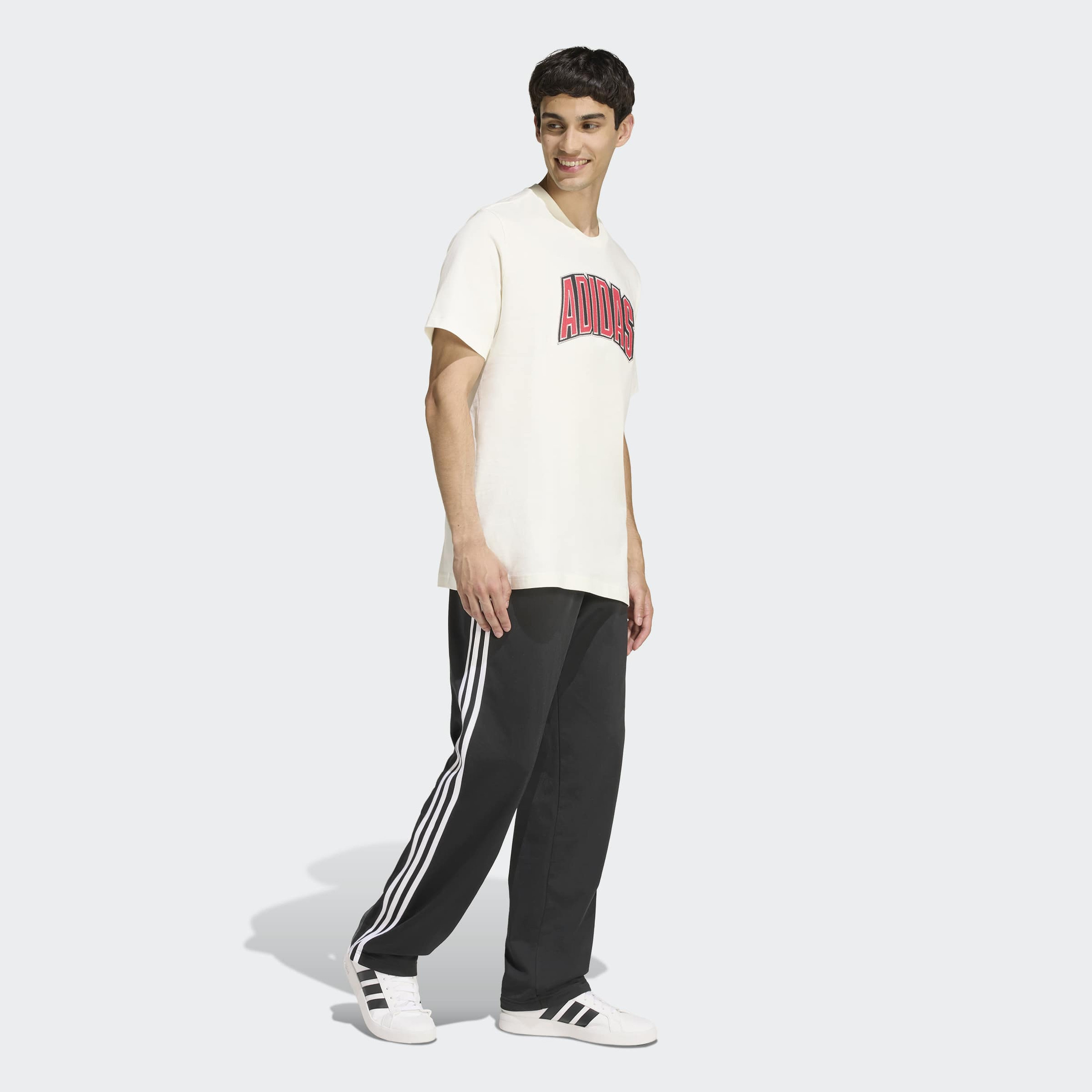 اديداس - تيشيرت رجالي بأكمام قصيرة برسومات مستوحاة من ملاعب الجامعات-men-clothing-sportswearandactivewear-tshirtsandpolos-image-9