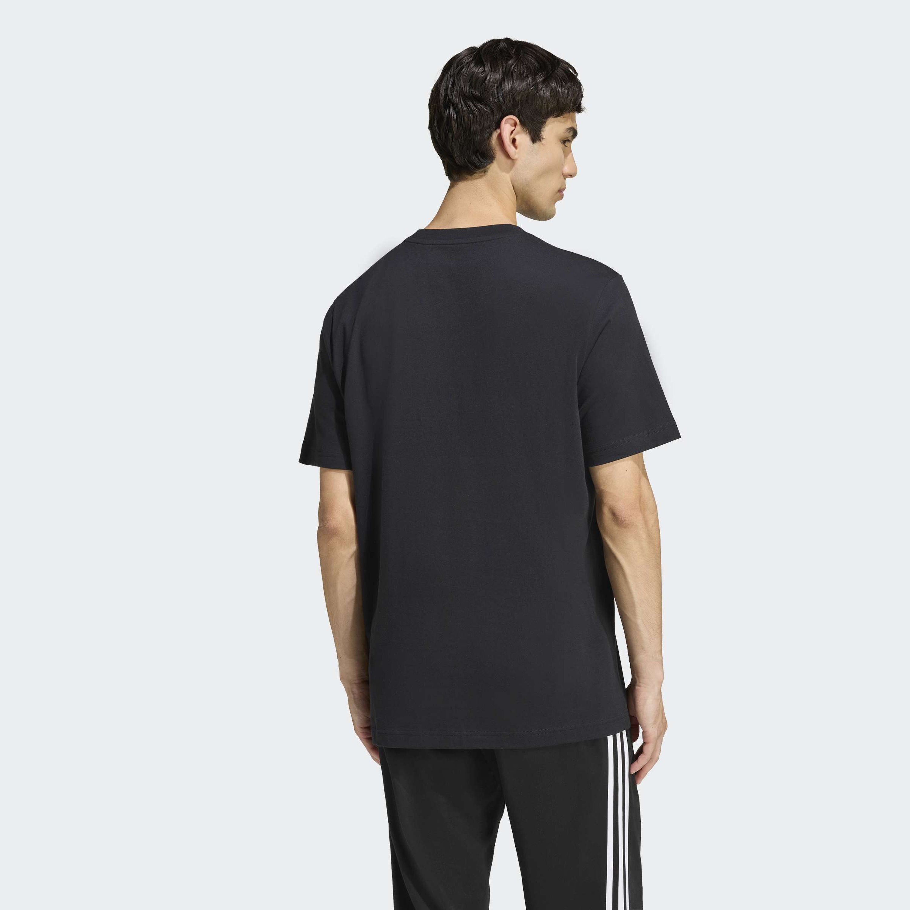 اديداس - تيشيرت رجالي بأكمام قصيرة برسومات مستوحاة من ملاعب الجامعات-men-clothing-sportswearandactivewear-tshirtsandpolos-image-2