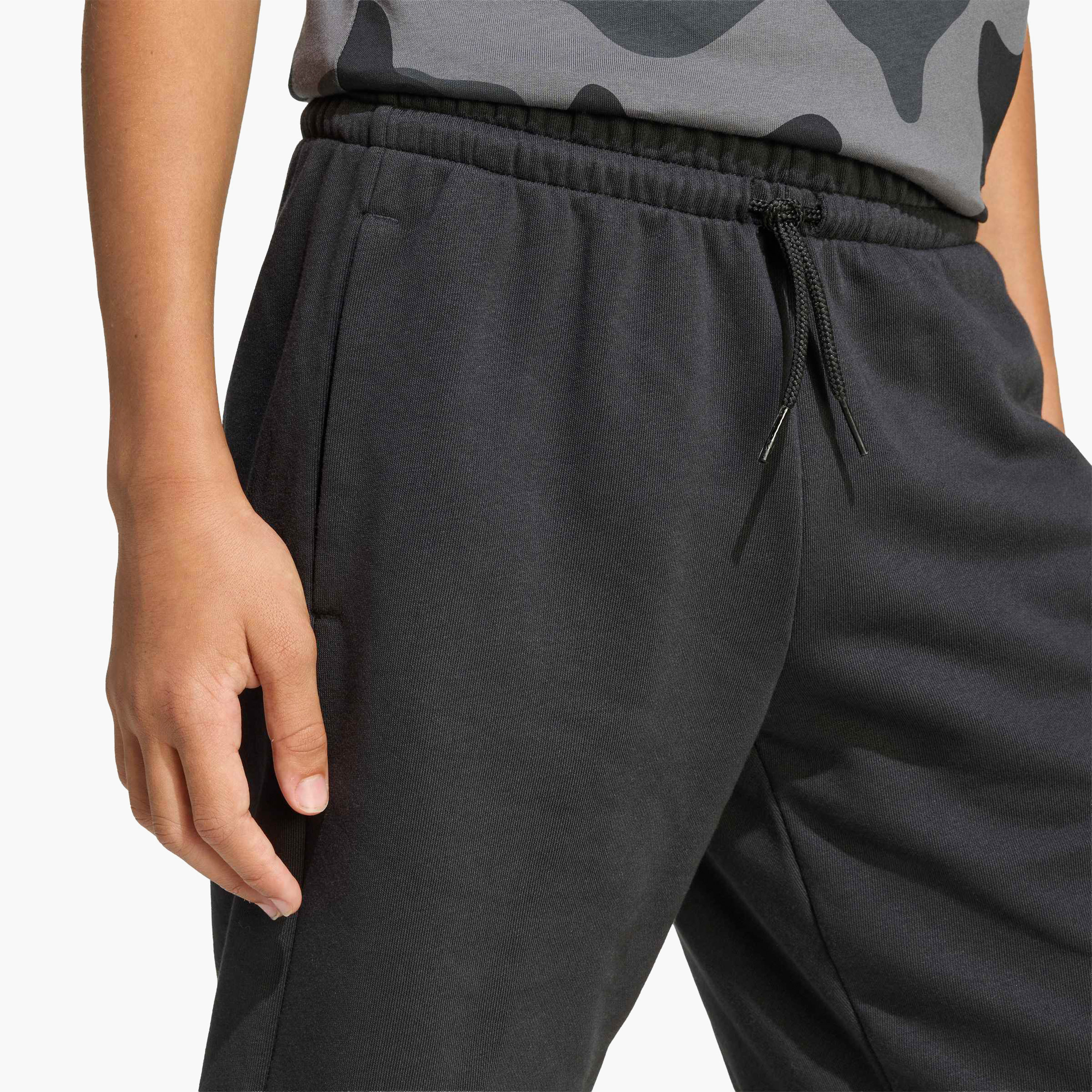 شورت برباط خصر وجيوب من أديداس-boys-clothing-bottoms-shorts-image-5