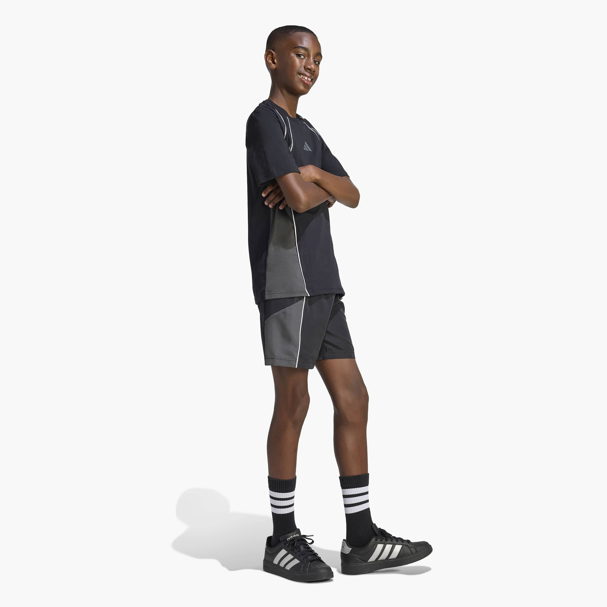 تيشيرت بياقة ضيقة وأكمام قصيرة من أديداس-boys-clothing-tshirtsandpolos-image-4