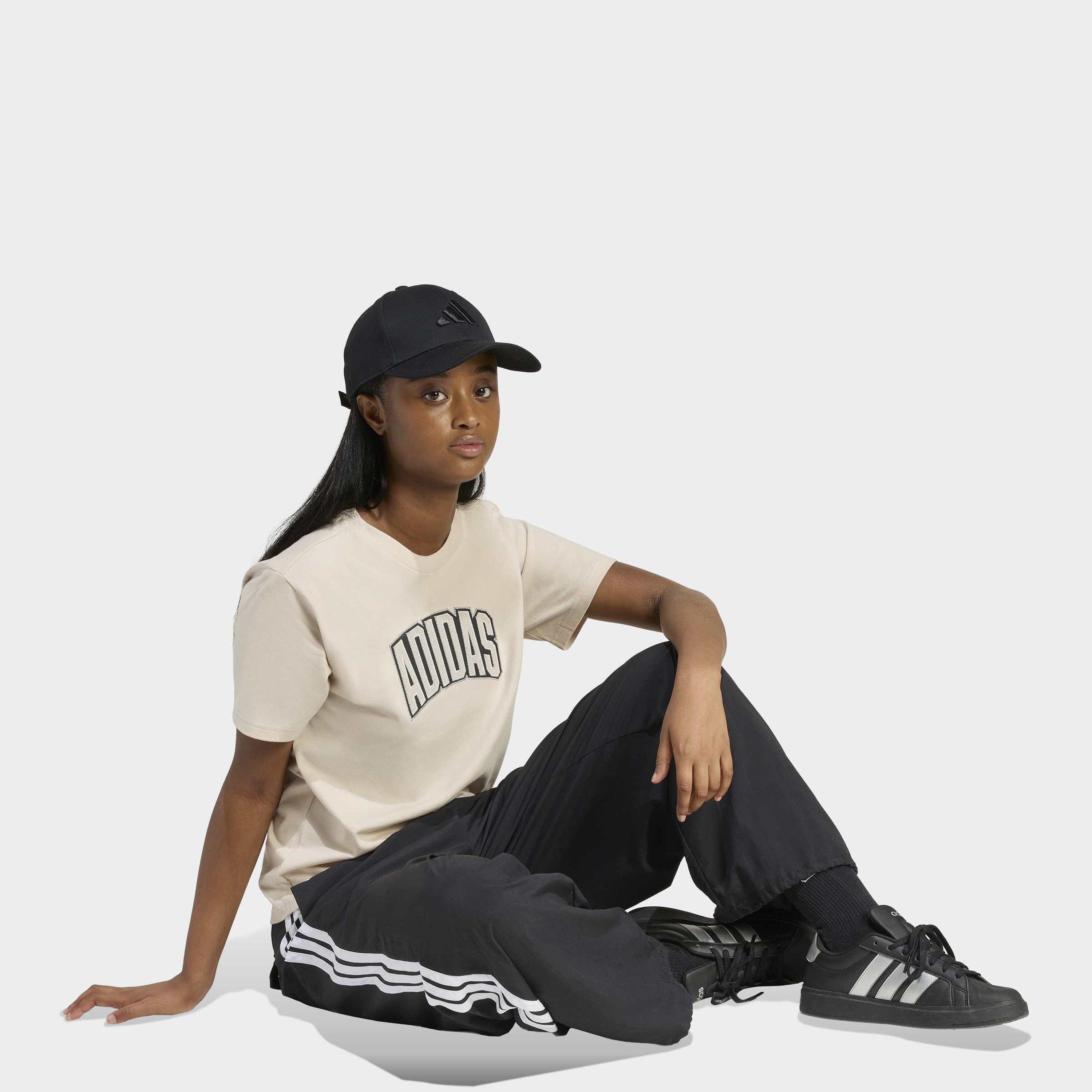 اديداس - تيشيرت نسائي بأكمام قصيرة برسومات جامعية-women-clothing-tshirts-image-5