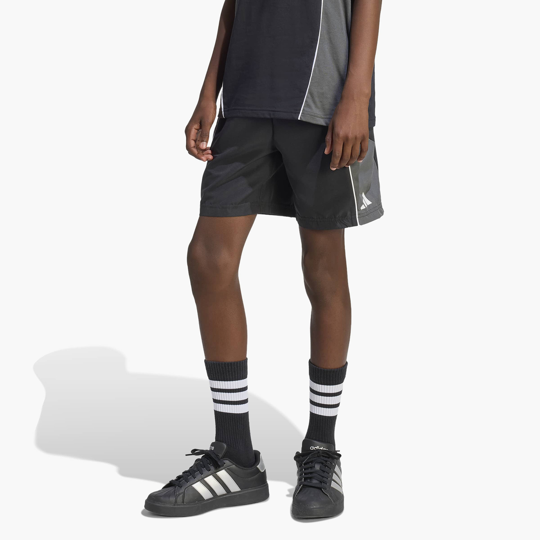 شورت بطول الركبة بتصميم مقسم من أديداس-boys-clothing-sportswear-bottoms-shorts-image-2