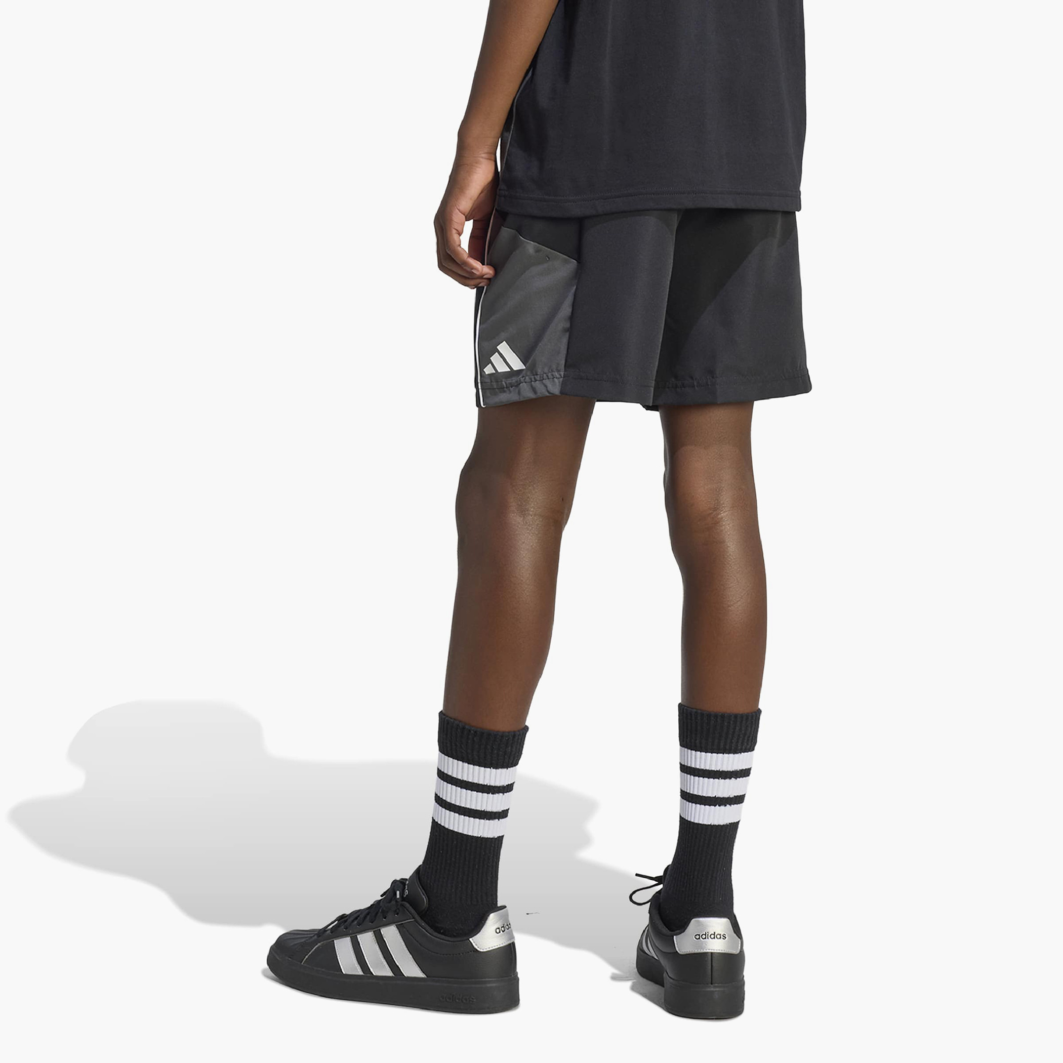 شورت بطول الركبة بتصميم مقسم من أديداس-boys-clothing-sportswear-bottoms-shorts-image-3