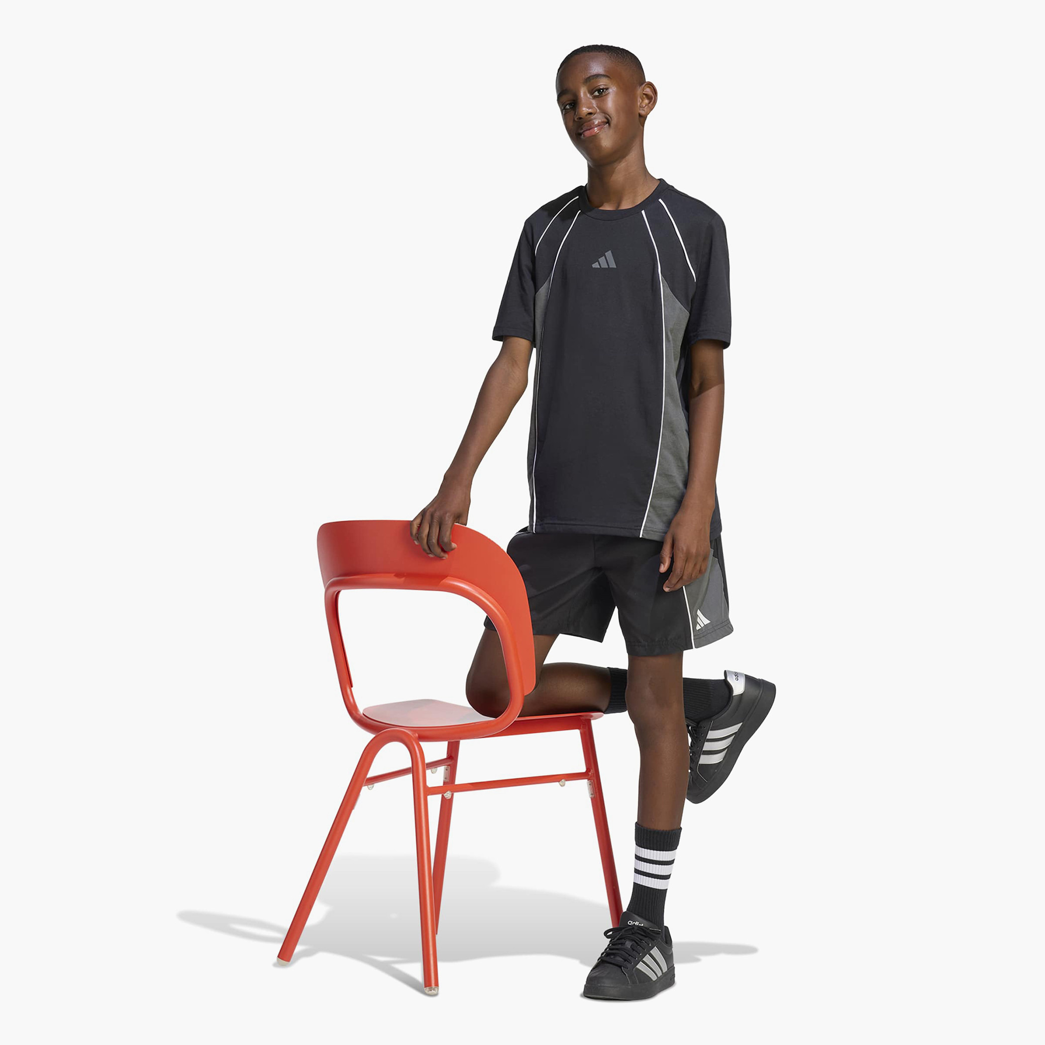 شورت بطول الركبة بتصميم مقسم من أديداس-boys-clothing-sportswear-bottoms-shorts-image-4