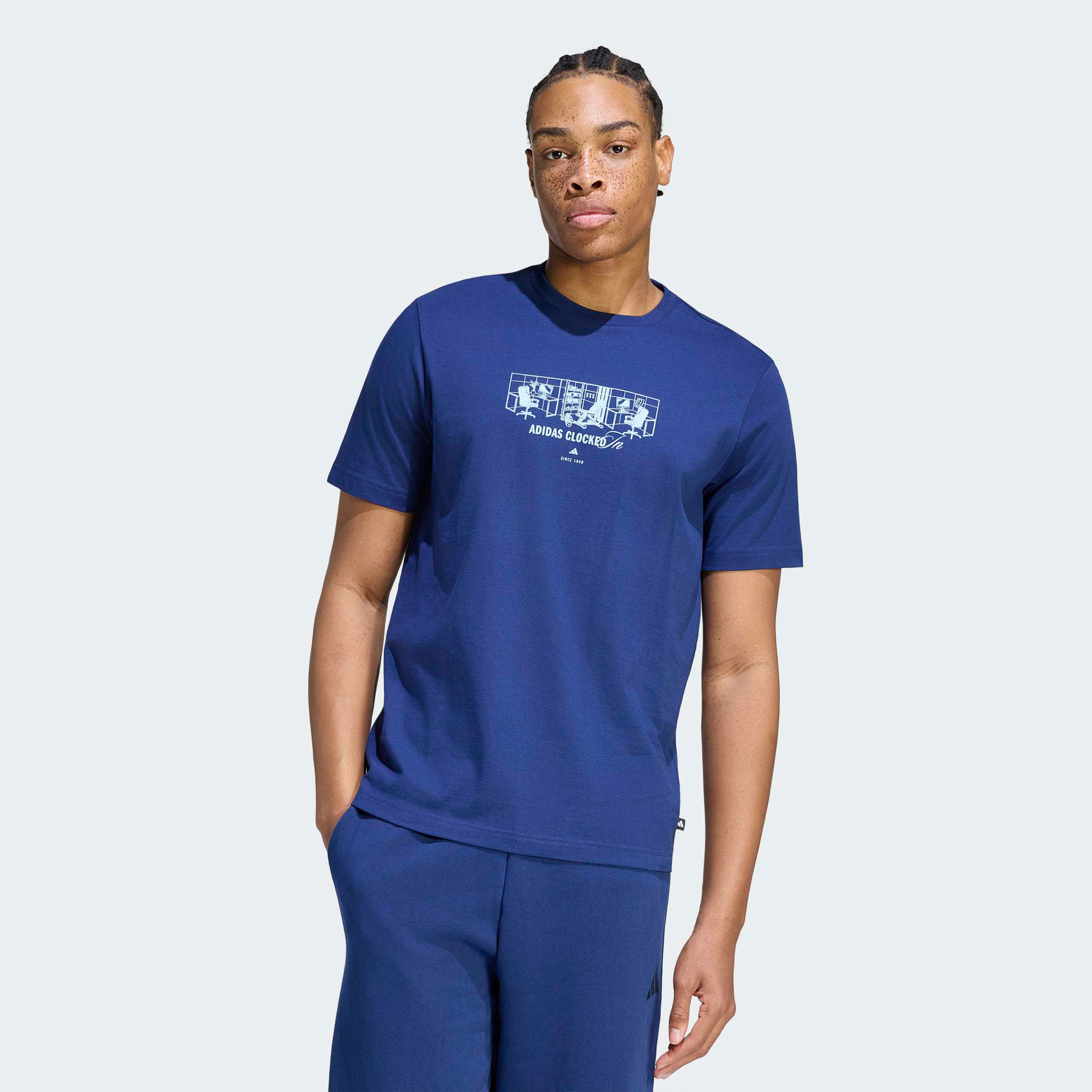 اديداس - تيشيرت رجالي بأكمام قصيرة ورقبة دائرية مطبوع عليه عبارة Clocked In-men-clothing-sportswearandactivewear-tshirtsandpolos-image-1