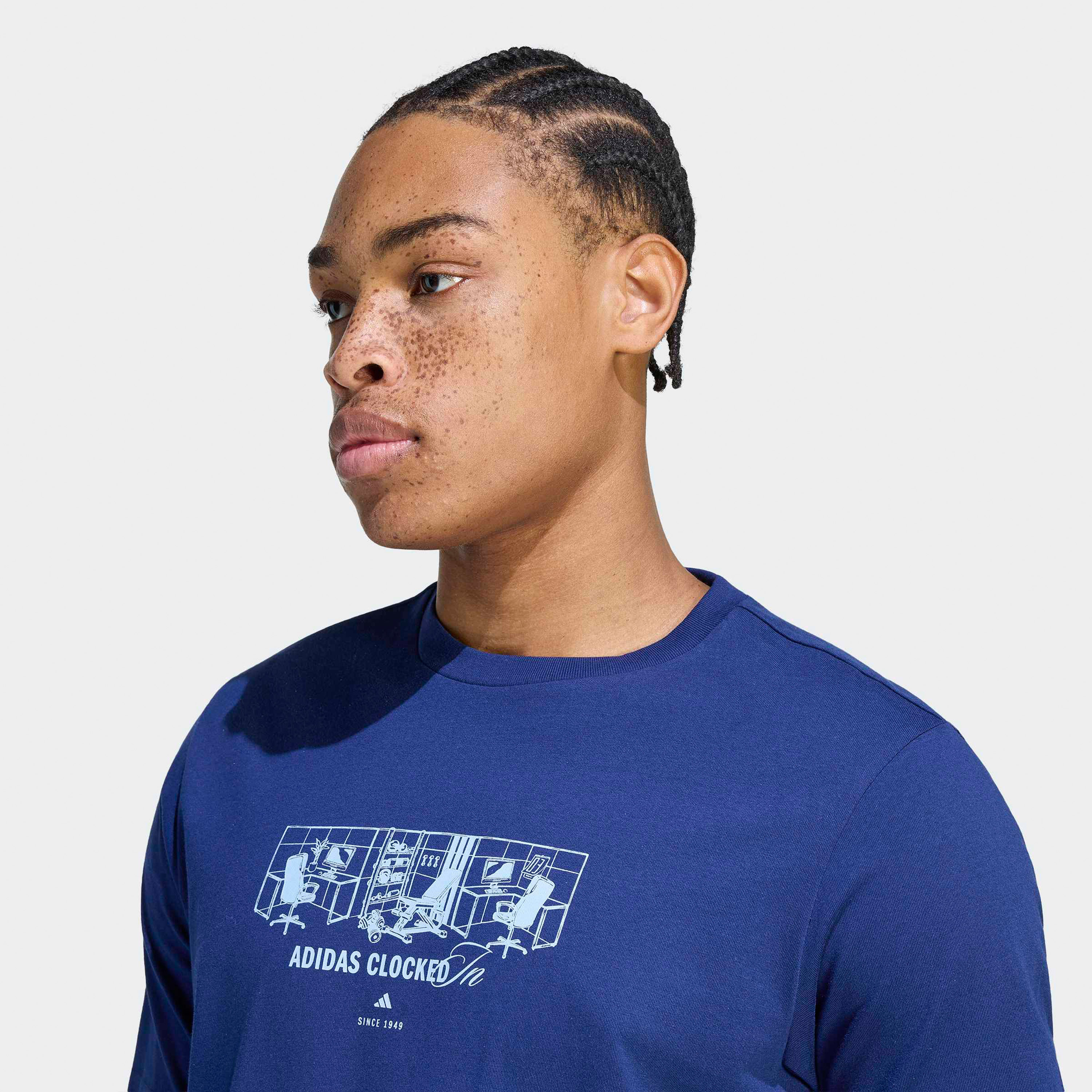 اديداس - تيشيرت رجالي بأكمام قصيرة ورقبة دائرية مطبوع عليه عبارة Clocked In-men-clothing-sportswearandactivewear-tshirtsandpolos-image-4