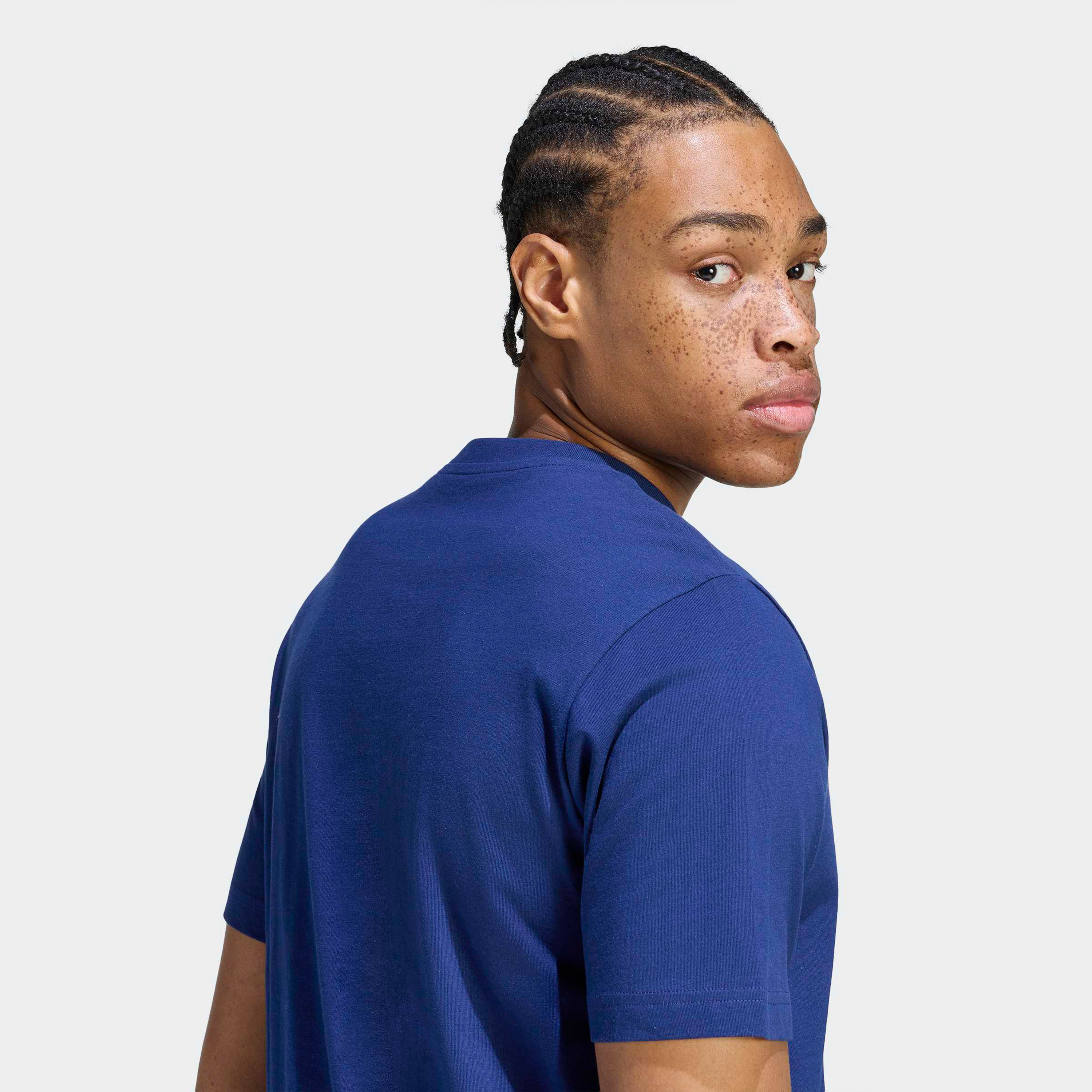 اديداس - تيشيرت رجالي بأكمام قصيرة ورقبة دائرية مطبوع عليه عبارة Clocked In-men-clothing-sportswearandactivewear-tshirtsandpolos-image-5