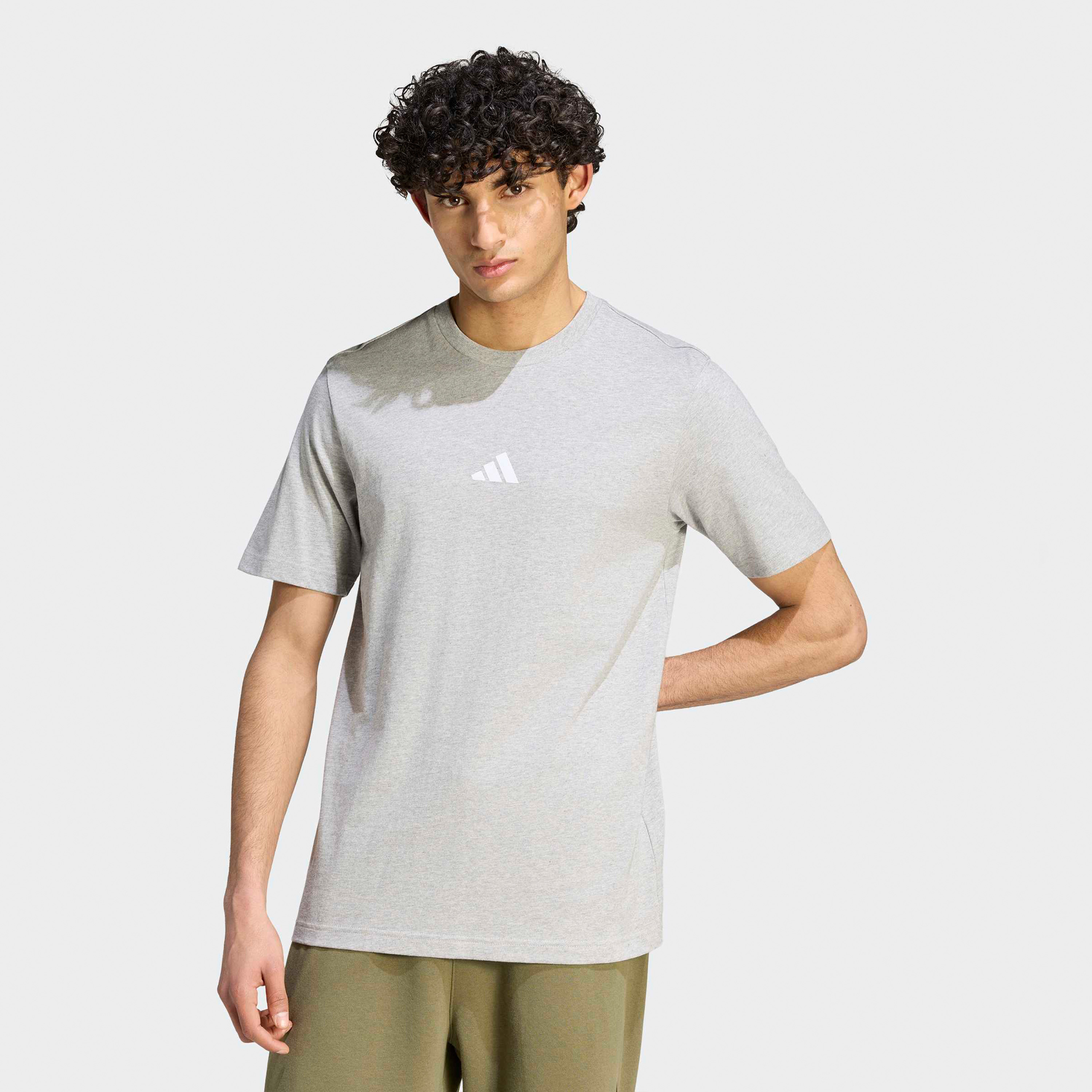 اديداس - تيشيرت رجالي برقبة دائرية مزين برسومات كرة السلة-men-clothing-sportswearandactivewear-tshirtsandpolos-image-1