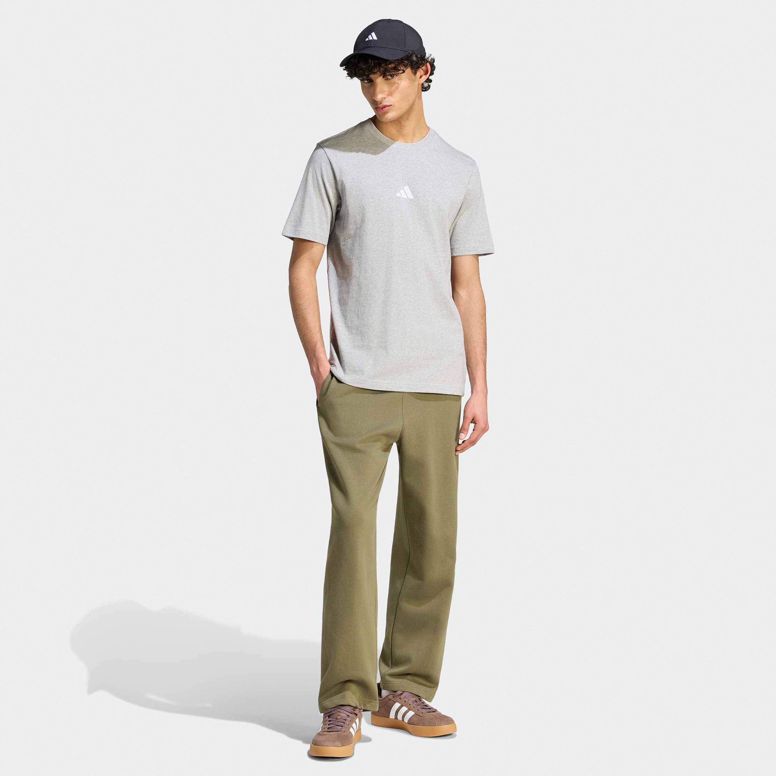 اديداس - تيشيرت رجالي برقبة دائرية مزين برسومات كرة السلة-men-clothing-sportswearandactivewear-tshirtsandpolos-image-2
