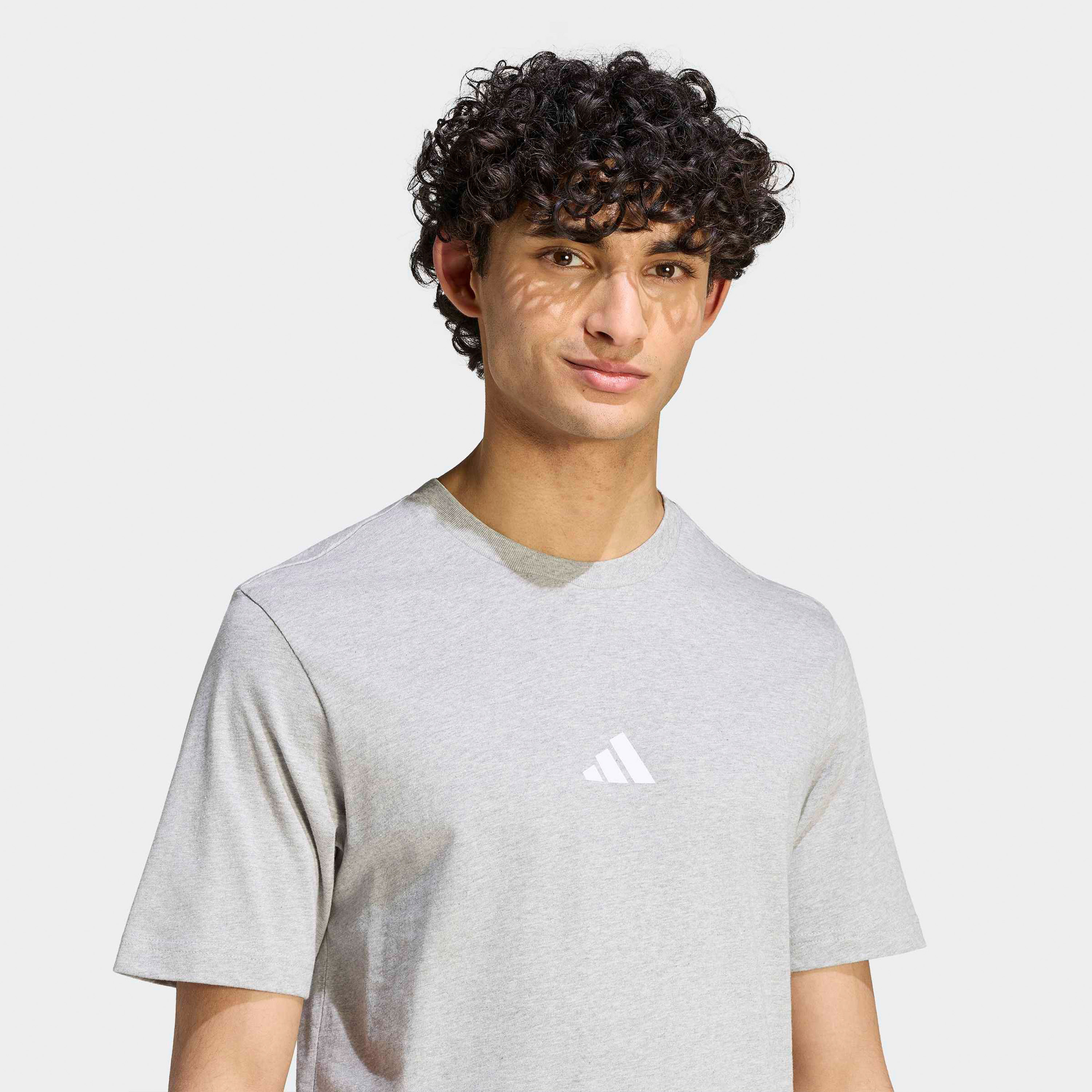 اديداس - تيشيرت رجالي برقبة دائرية مزين برسومات كرة السلة-men-clothing-sportswearandactivewear-tshirtsandpolos-image-4