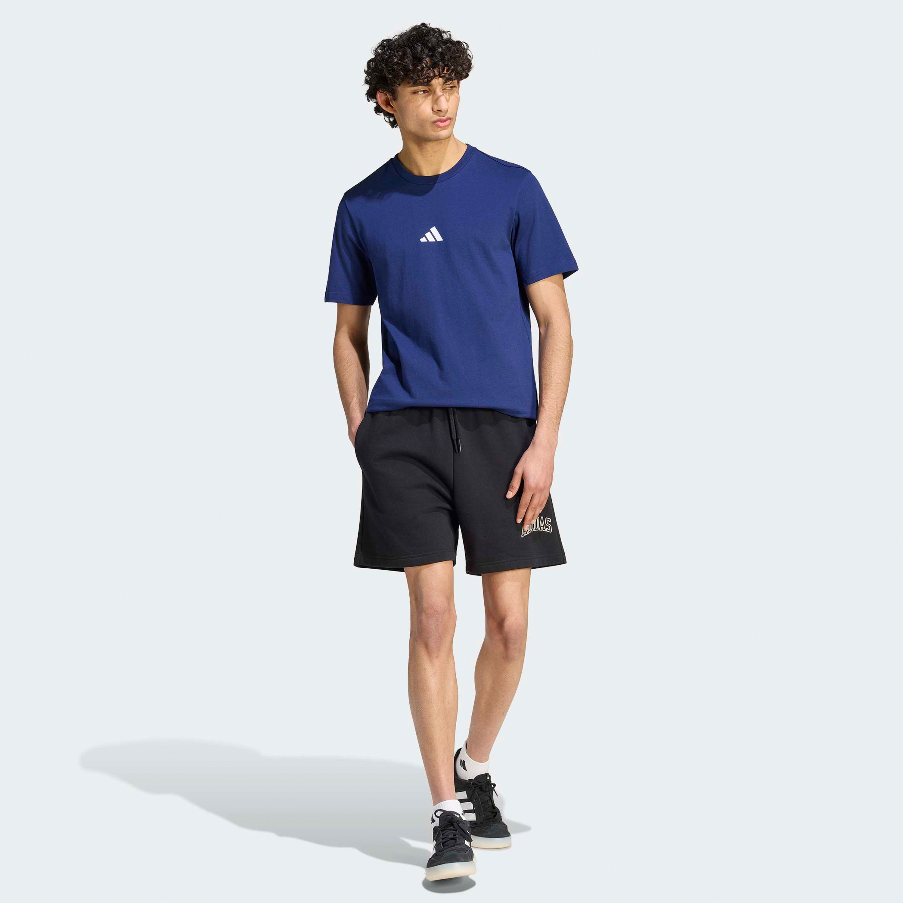 اديداس - تيشيرت رجالي برقبة دائرية مزين برسومات كرة السلة-men-clothing-sportswearandactivewear-tshirtsandpolos-image-2