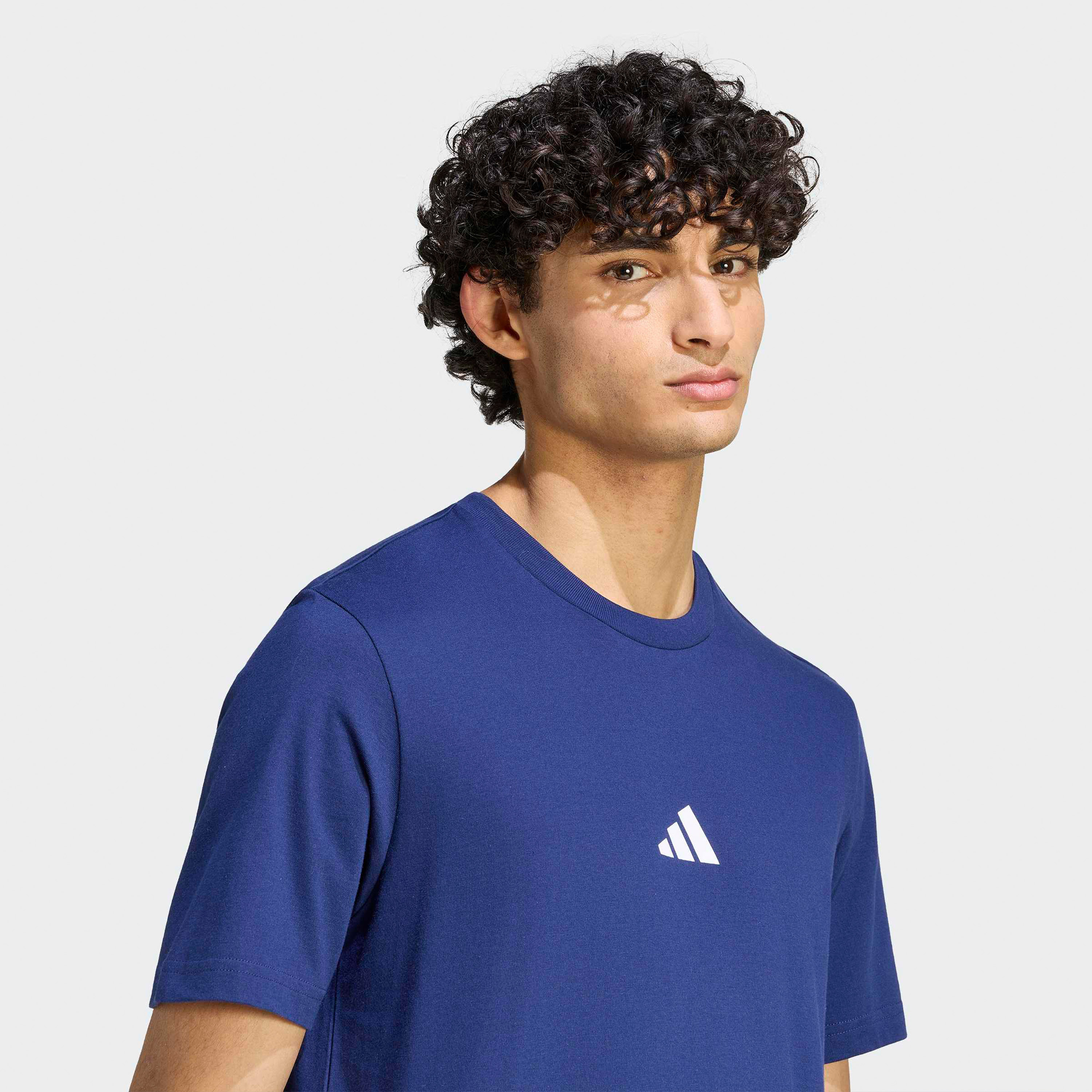 اديداس - تيشيرت رجالي برقبة دائرية مزين برسومات كرة السلة-men-clothing-sportswearandactivewear-tshirtsandpolos-image-4