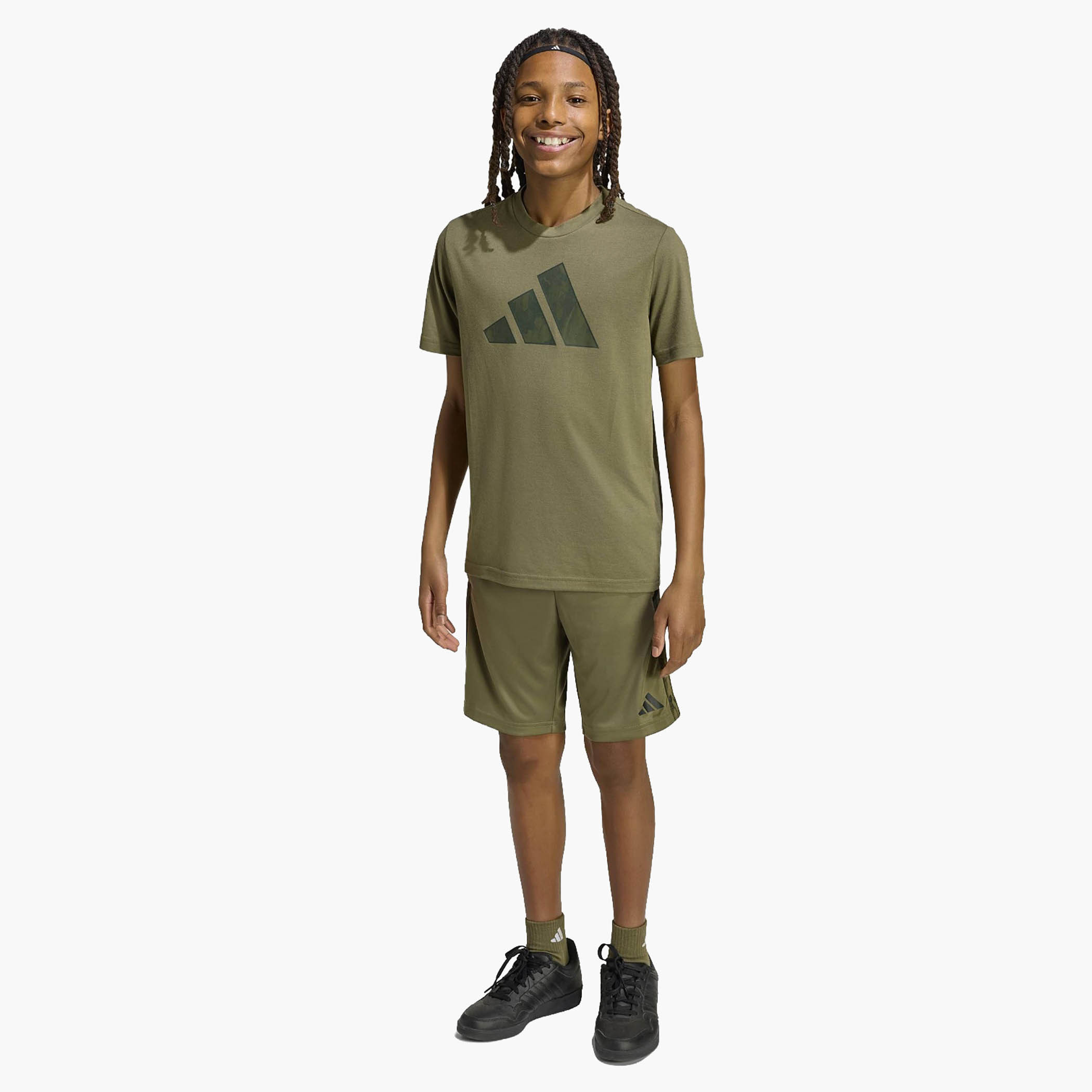 طقم شورت وتيشيرت بأكمام قصيرة وياقة ضيقة وطبعات شعار من أديداس-boys-clothing-sportswear-sets-image-3