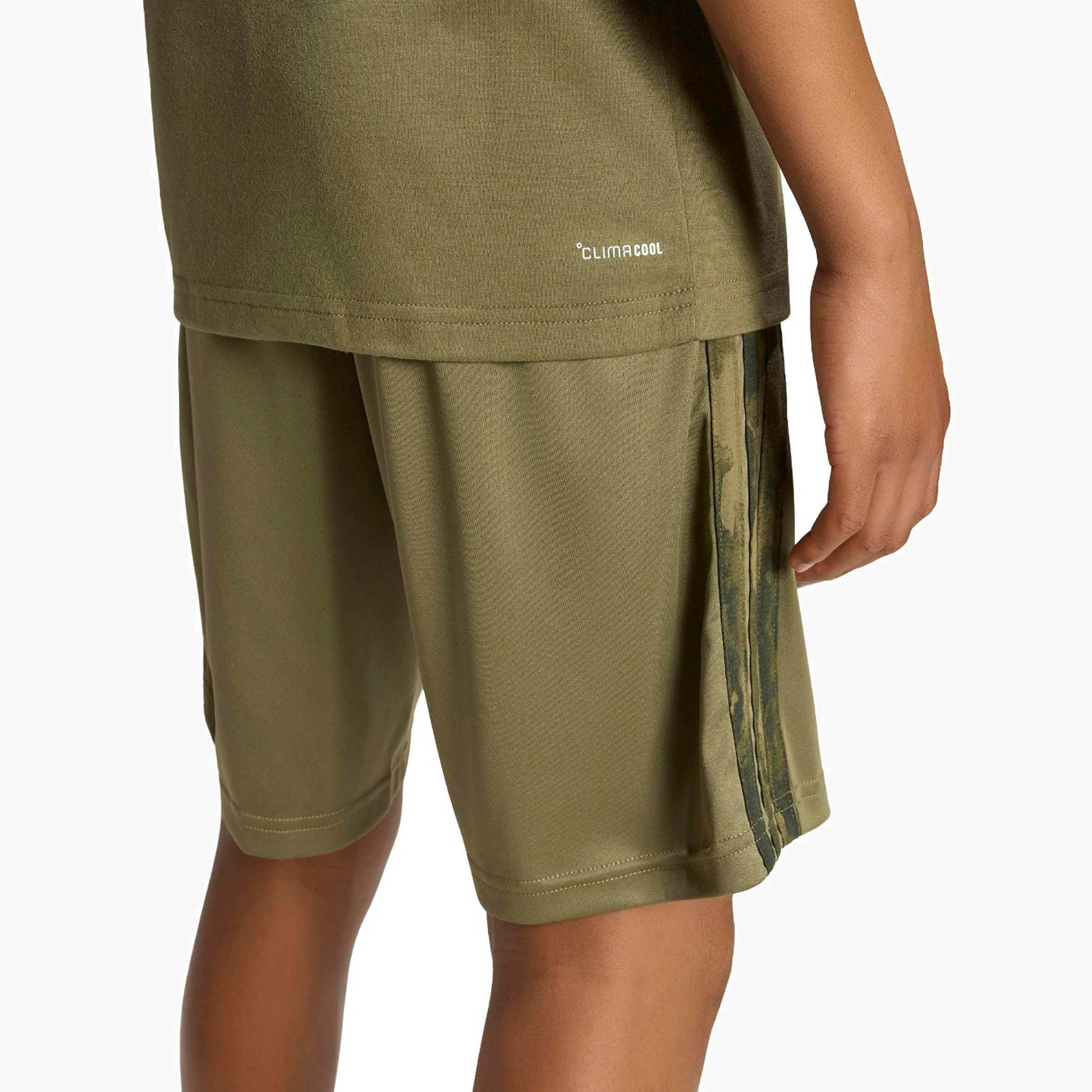 طقم شورت وتيشيرت بأكمام قصيرة وياقة ضيقة وطبعات شعار من أديداس-boys-clothing-sportswear-sets-image-7